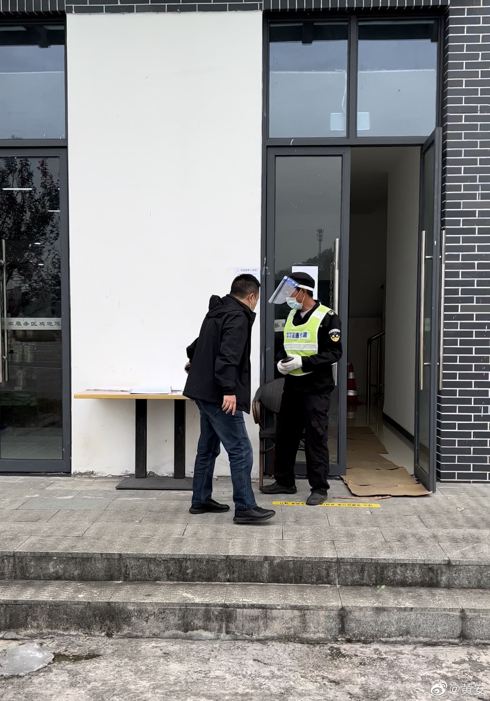 黃安想上廁所就上不得,只好憋著。(翻攝自黃安微博)