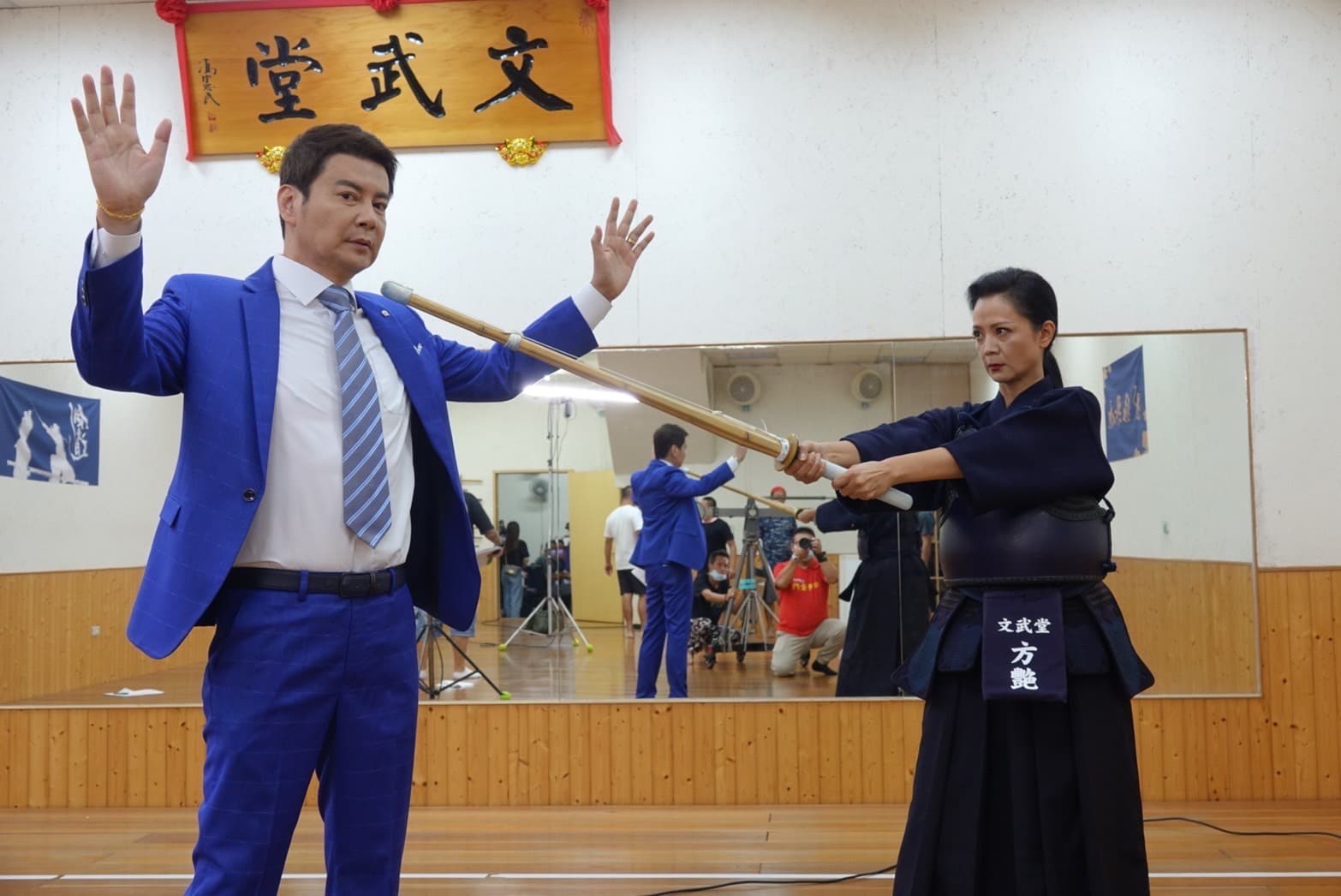 高欣欣在民視八點檔《市井豪門》中演出角頭老大方艷,開心有鮮肉跟班童韋傑。(民視提供)
