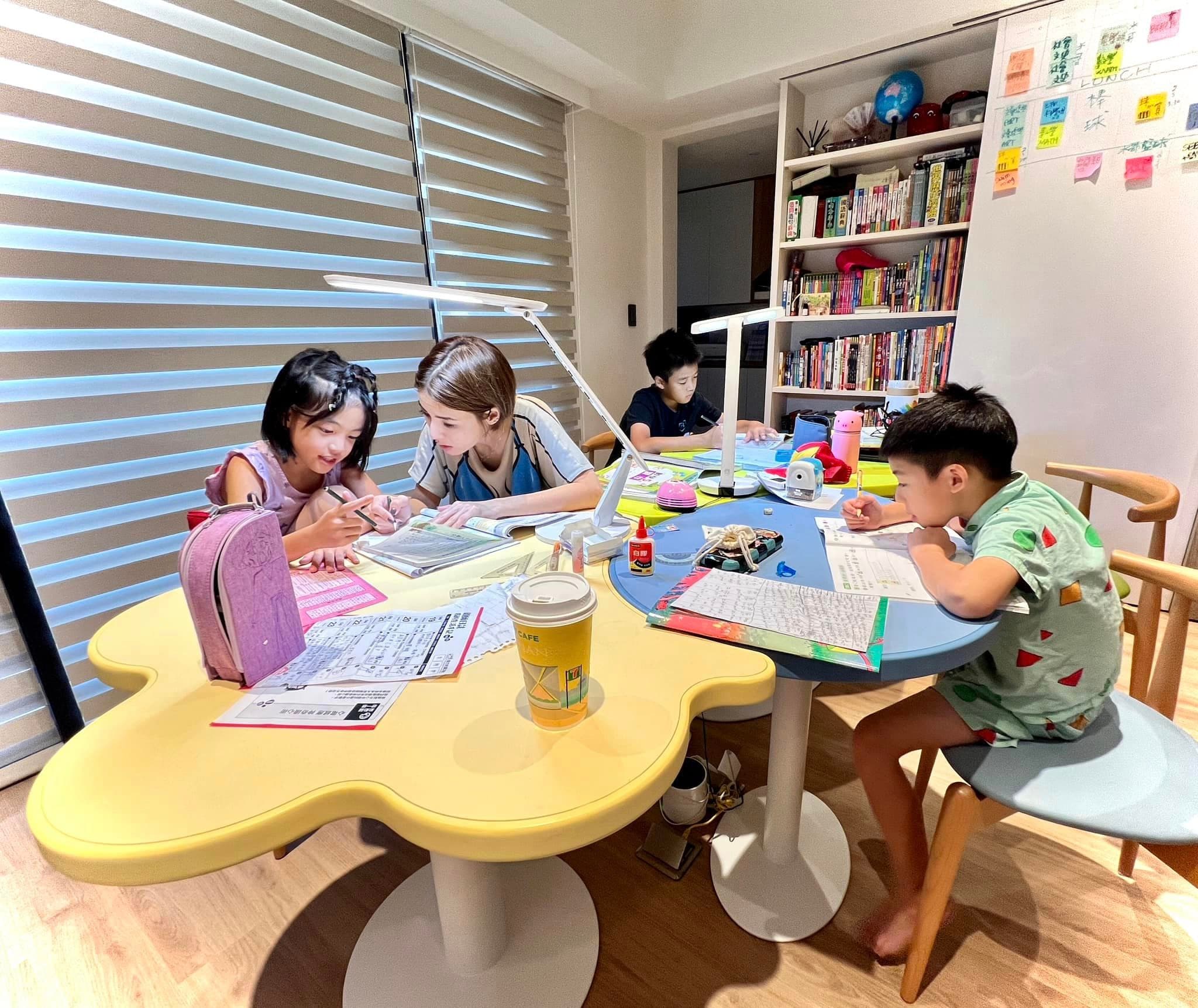 小孩在家自學，徐小可坦言是個很大的挑戰。（翻攝自白吉勝＆徐小可白宮這一家臉書）
