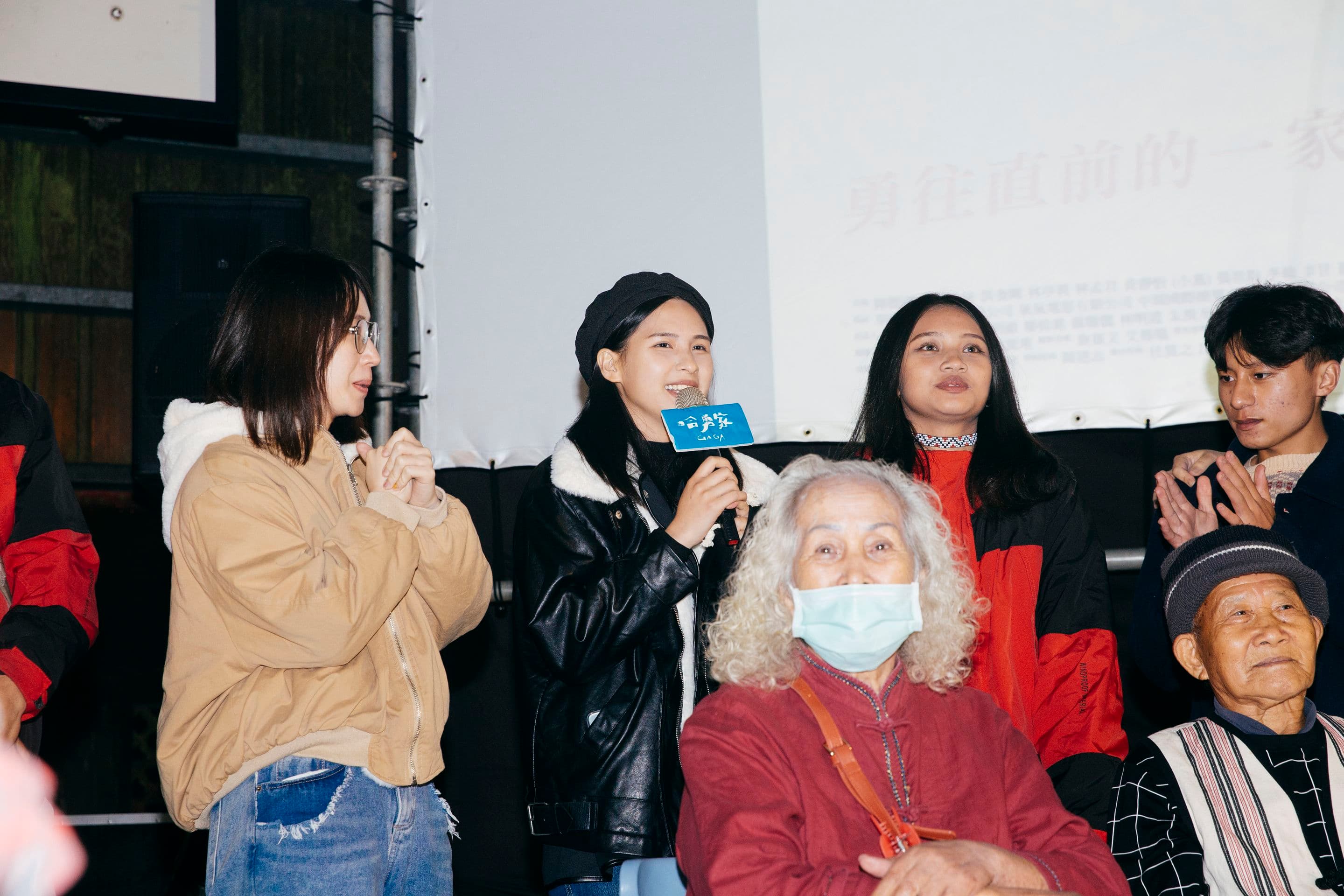 演員群林詹珍妹、陳德清、小薰、林亭莉、李瑄等人從各地趕來南山部落,會合在地人張祖鈞一起看首映。