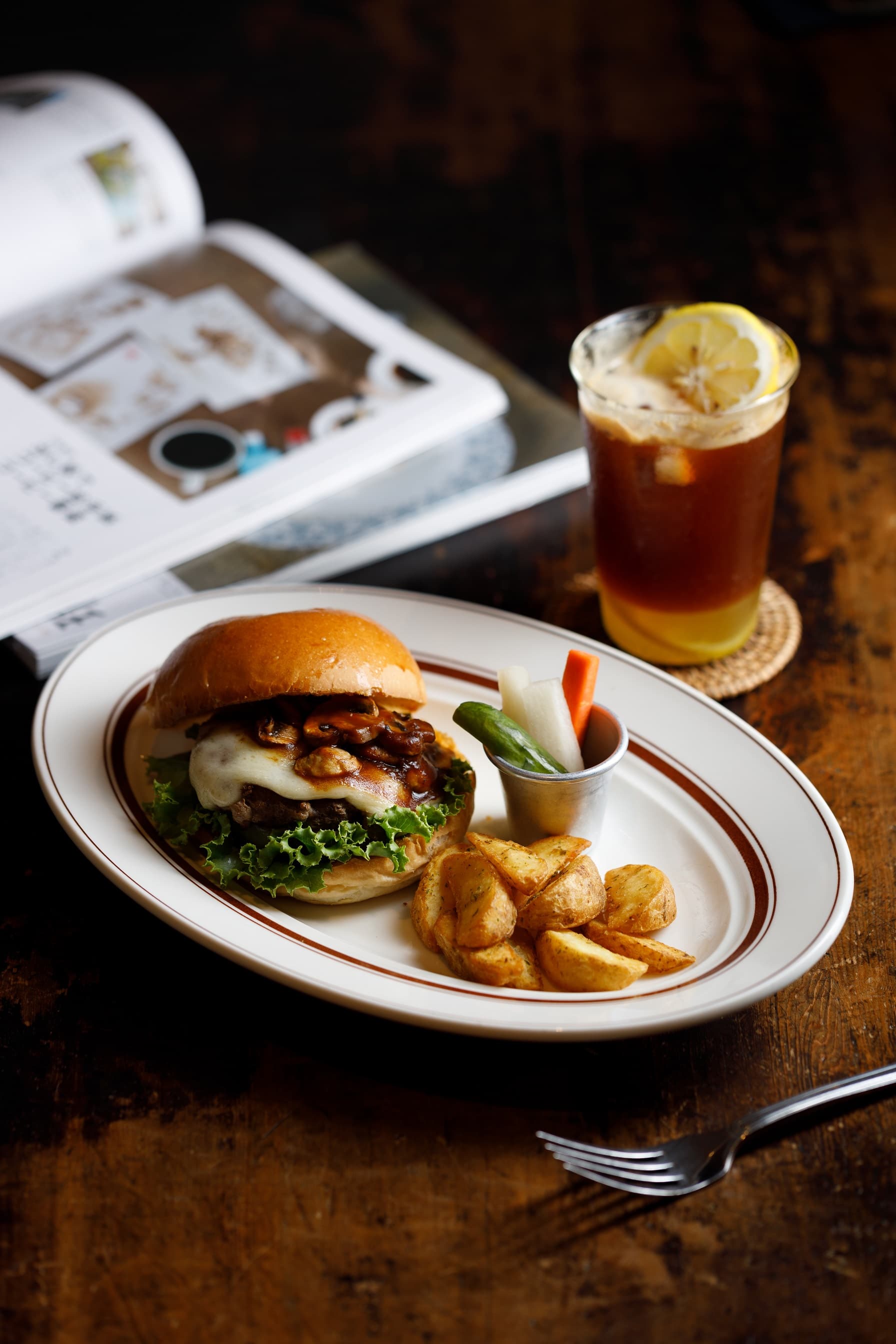 「經典多明格拉斯牛肉堡」以手打純澳牛肉排搭配莫扎瑞拉起司與濃郁的多明格拉斯紅酒醬。(290元/份)
