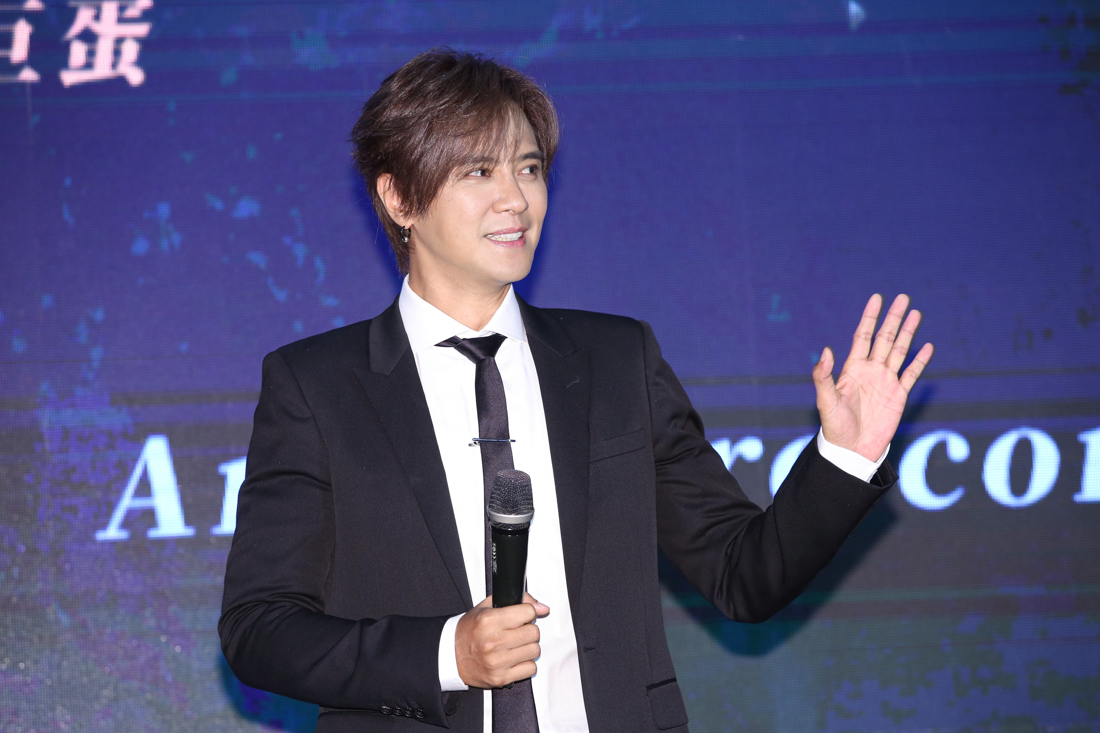 小豬不諱言與愷樂、周揚青都有聯絡。