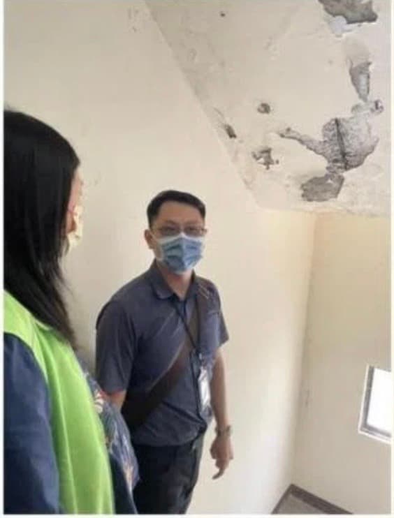 新北市議員鄭宇恩與市府人員勘查長坑國小教師宿舍。（讀者提供）