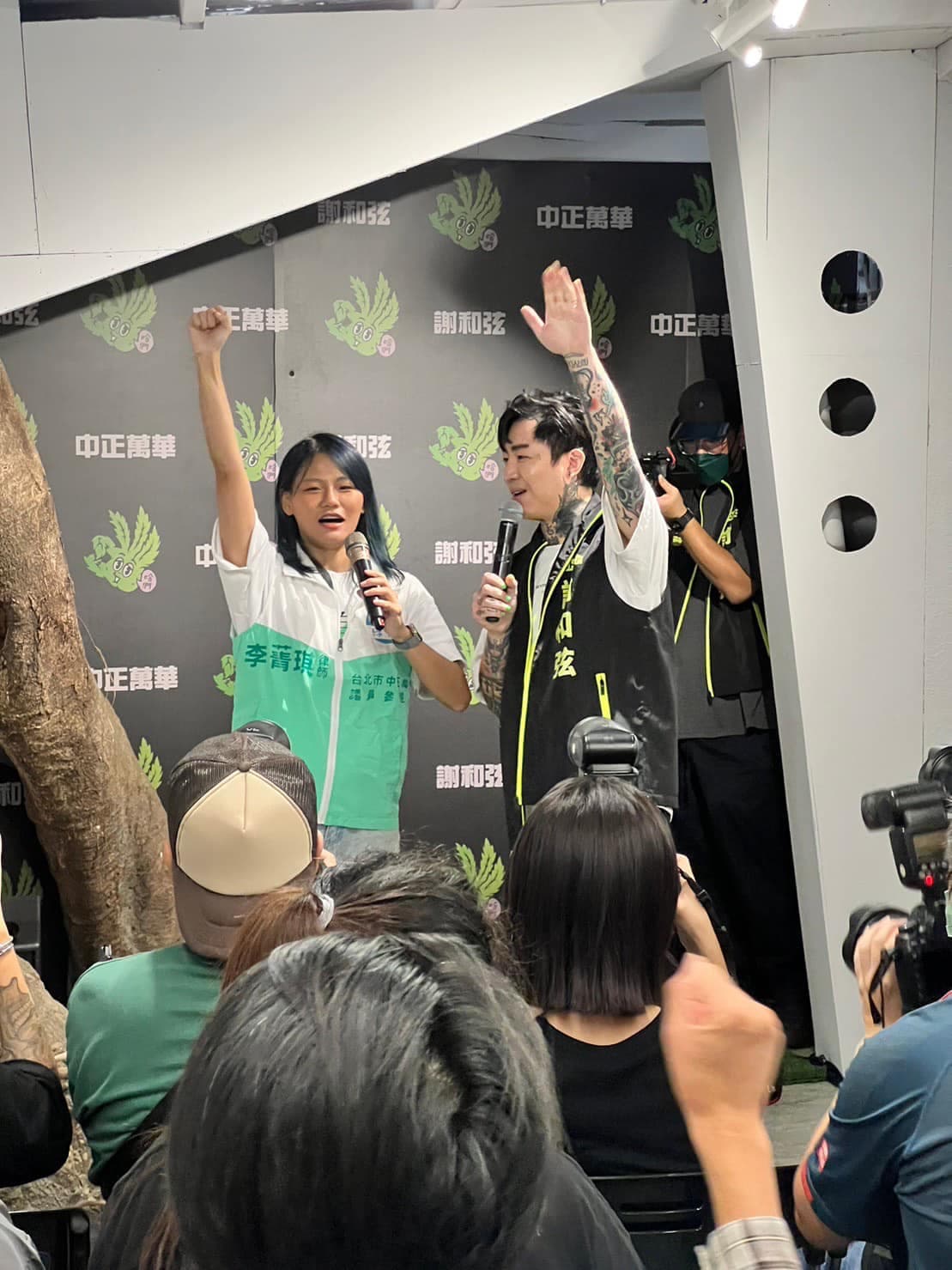 謝和弦表示雖然選民可能不能投給他,但他建議喜歡抽大麻的還是可以投李菁琪律師(左)。(翻攝麻煩找菁琪律師-Better call Zoe臉書)