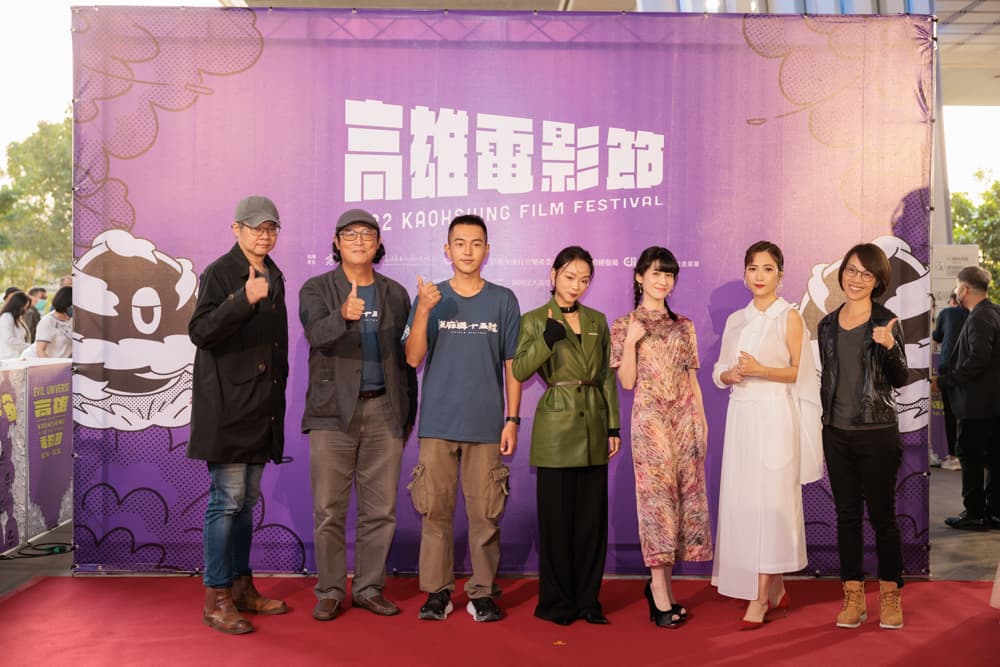出品人姚文智(左2)透露,《流麻溝十五號》包場已接近300場,劇組全體都感謝影迷的支持。(高雄電影節提供)