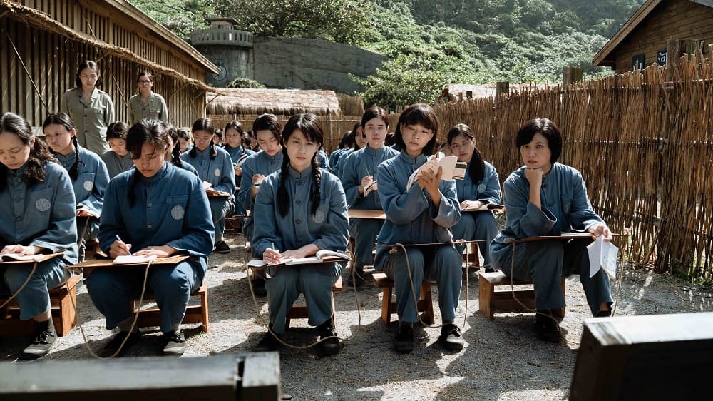 《流麻溝十五號》由徐麗雯(右起)、余佩真、連俞涵主演,講述1950 年代女性政治受難者到綠島集中營進行「思想再教育」的真實故事。(高雄電影節提供)