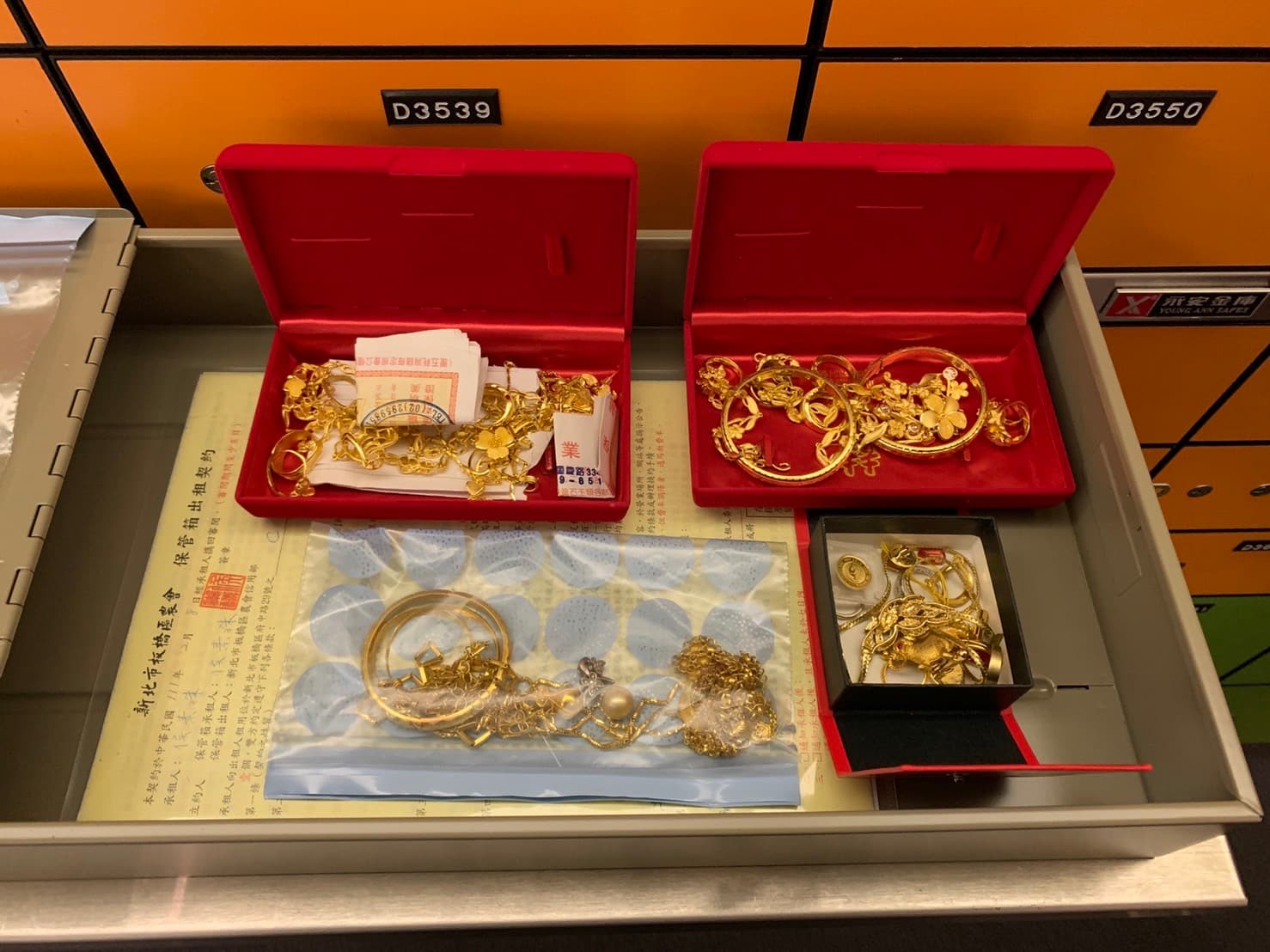 警方查扣詐團的黃金飾物。(翻攝畫面)