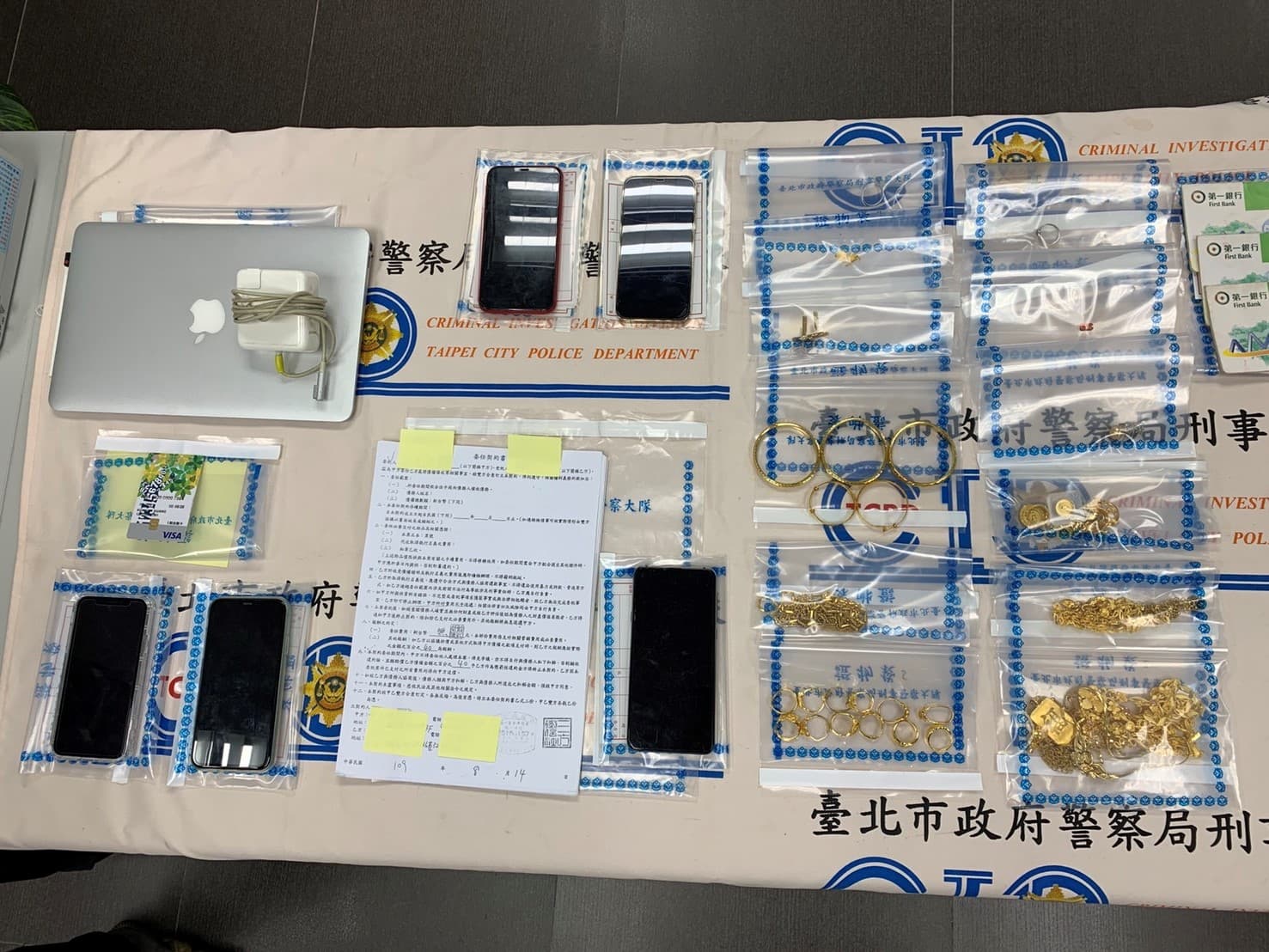 警方查扣贓物。(翻攝畫面)