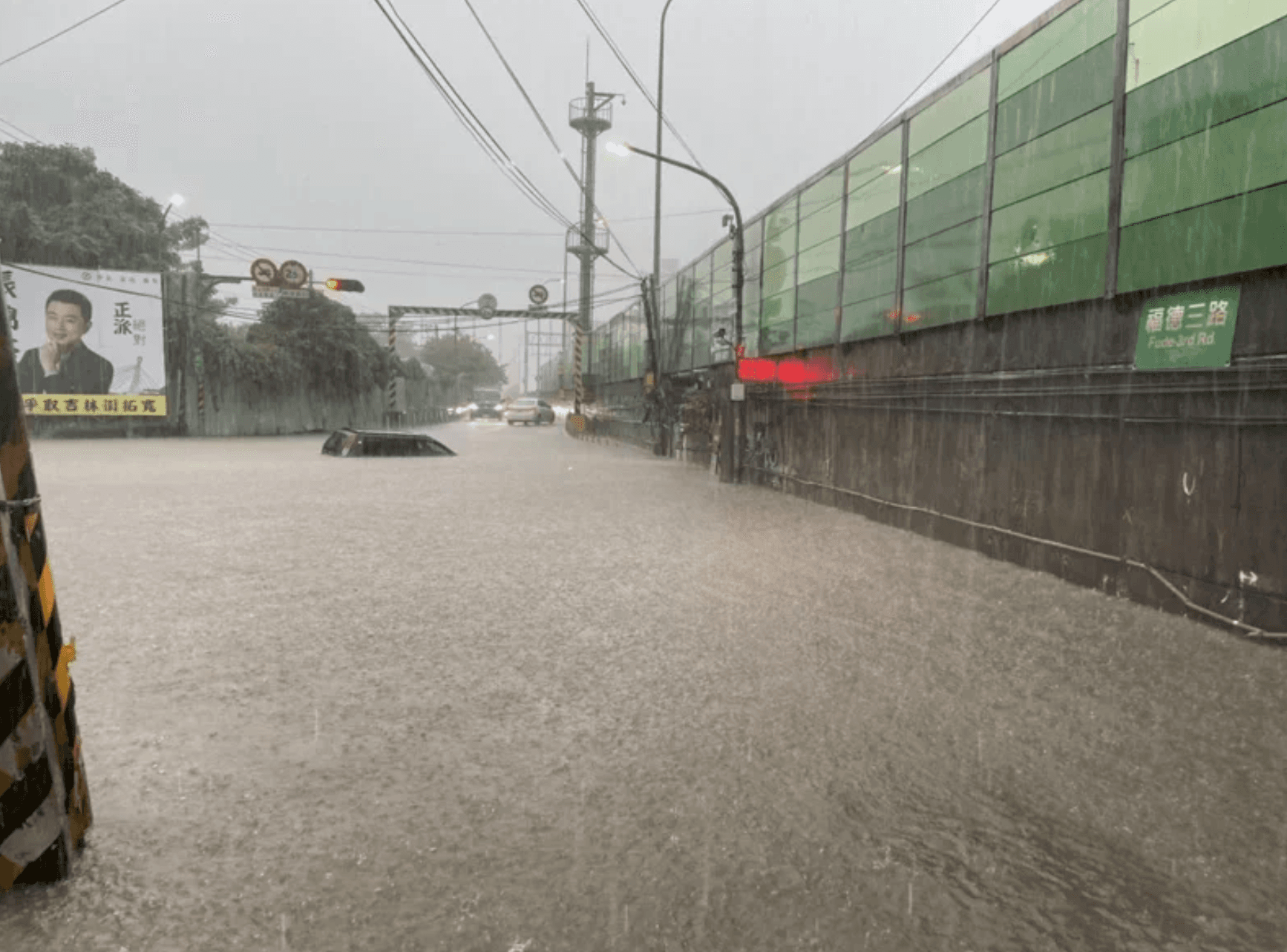 汐止淹大水，車輛險遭滅頂。（翻攝畫面）