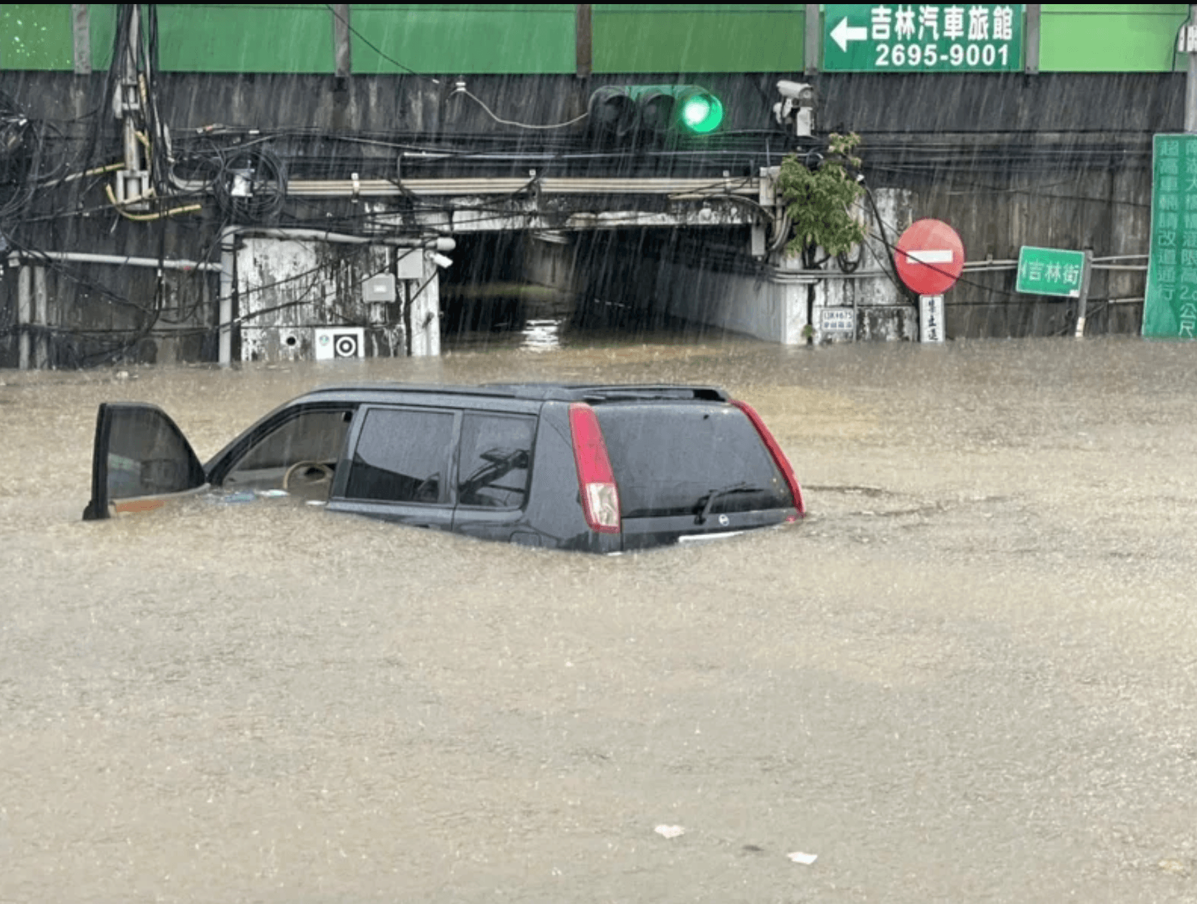 黑色休旅車險遭滅頂。（翻攝畫面）