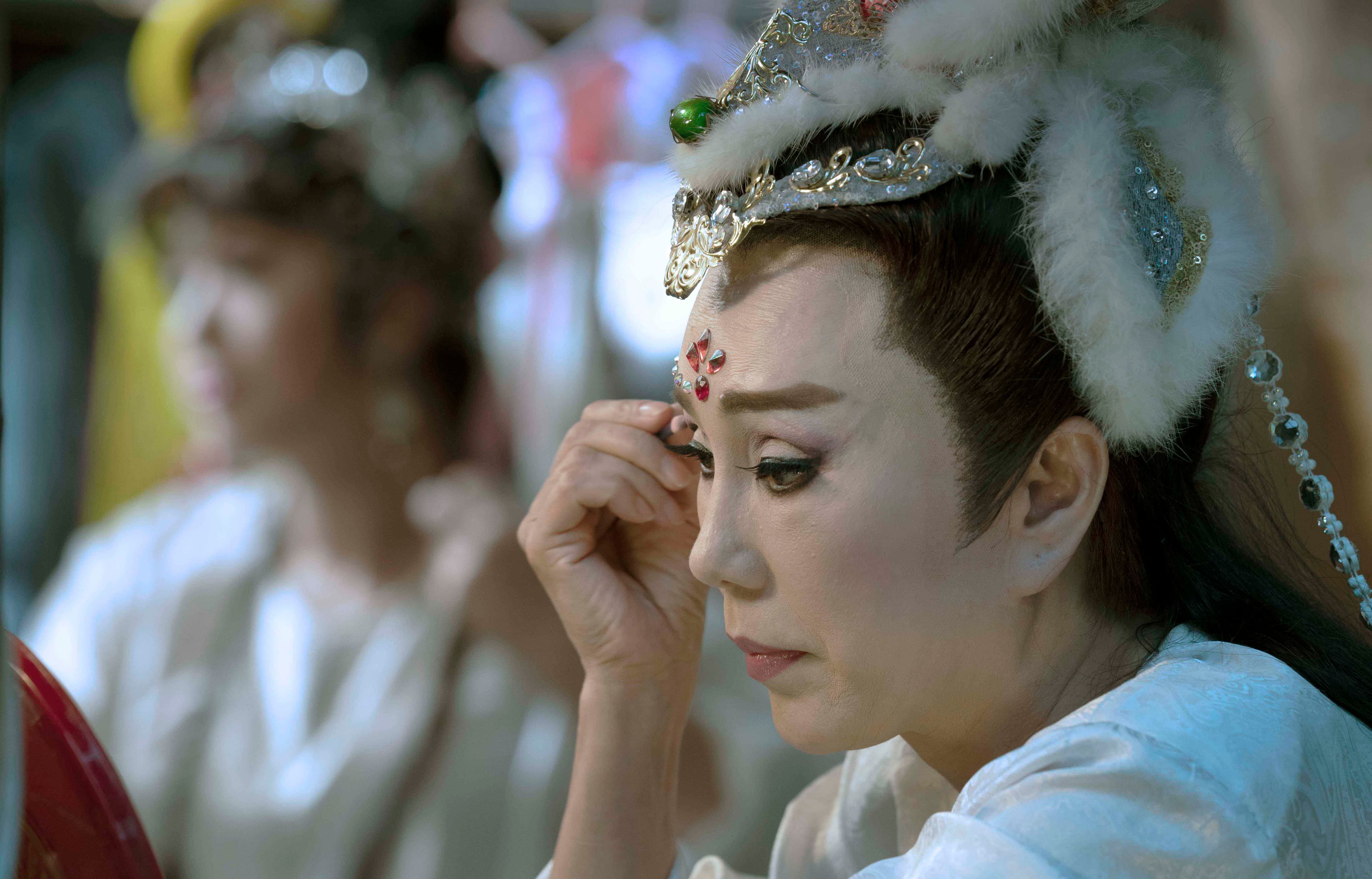 歌仔戲名伶孫翠鳳特為幫許芳宜跨刀演出，還慷慨出借戲班裡的行頭和櫃子供劇組佈置使用。（三乘影像事務所）