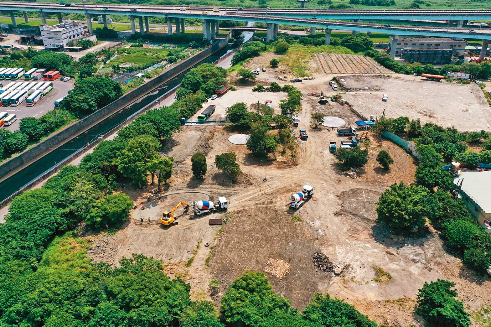 五股垃圾山(圖)長年髒亂,廢棄物違規棄置、違章工廠林立,侯友宜上任後設專案團隊,帶隊拆除違建。(新北市府提供)