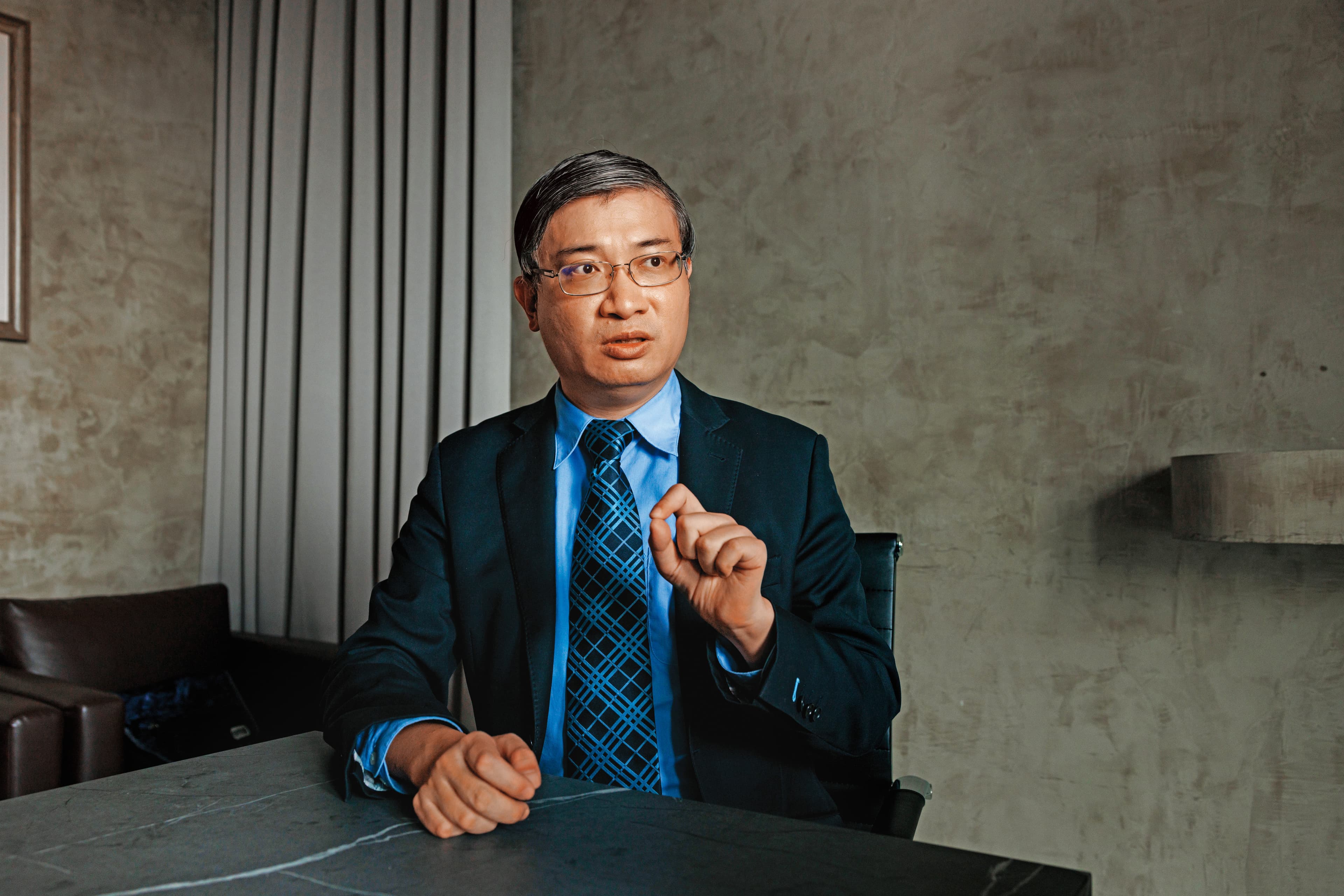 台灣香港協會理事長桑普曾因助移民台灣的港人發聲,在網路上受到攻擊,認為他忽略國安只想為手足大開國門。接受採訪,他一再強調,從未說過「國安」不需考慮。(王漢順攝)