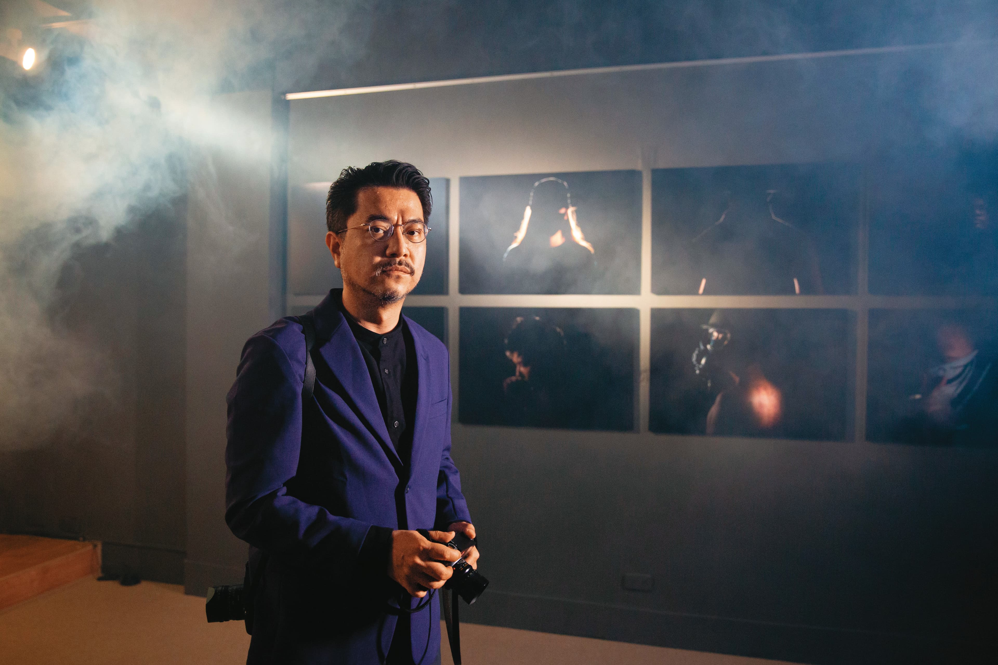 香港攝影師高仲明持就業金卡,在台灣居留,尚未決定申請定居。圖為他在台中司改會舉辦「休止符/REST——高仲明攝影展」,見到展場煙霧,他仍會想逃離現場。(賴一銀攝)
