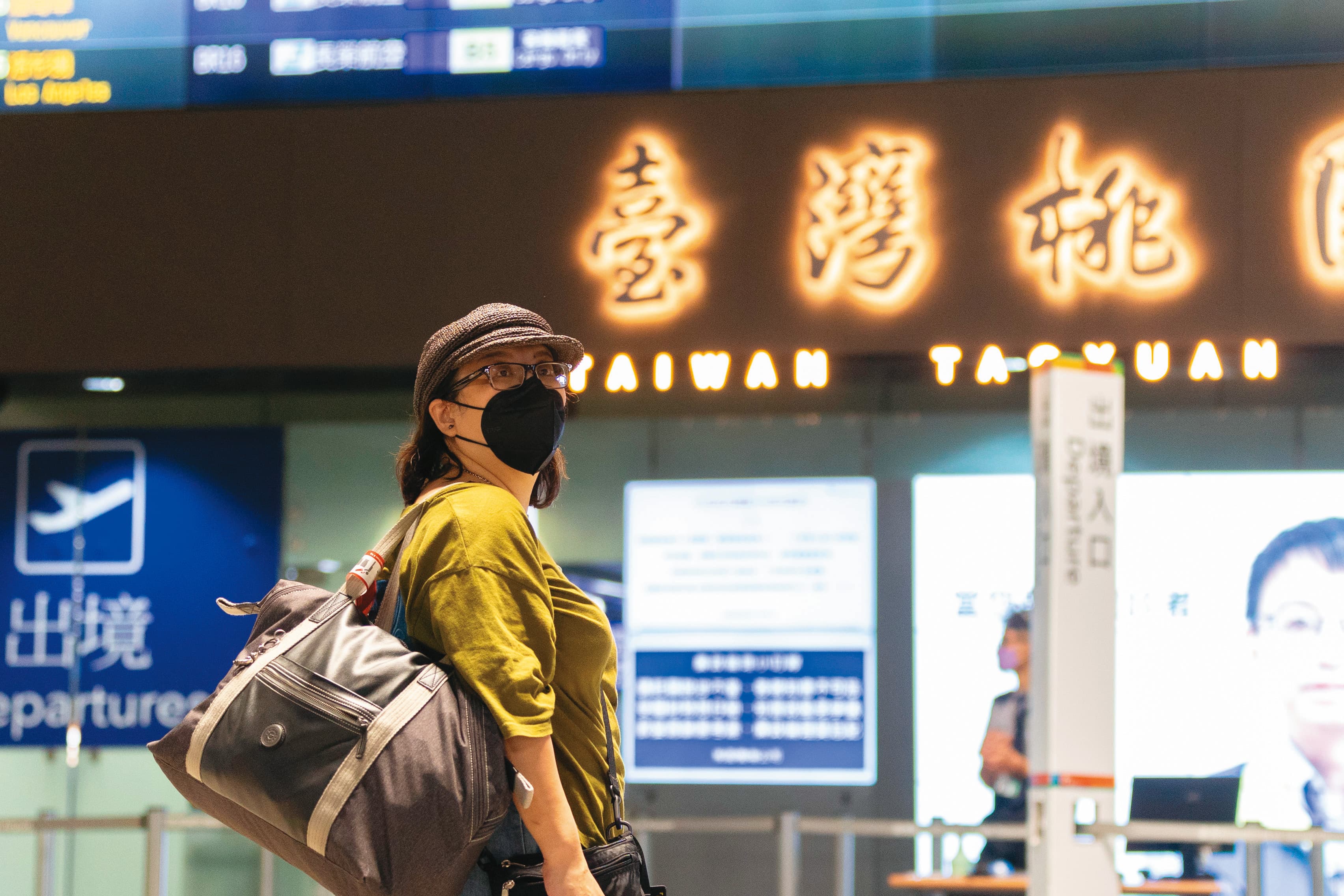 許多港人不想再等,自認投資移民失敗,認賠殺出。圖為Christine在機場出境大廳,轉頭看台灣最後一眼。(賴一銀攝)