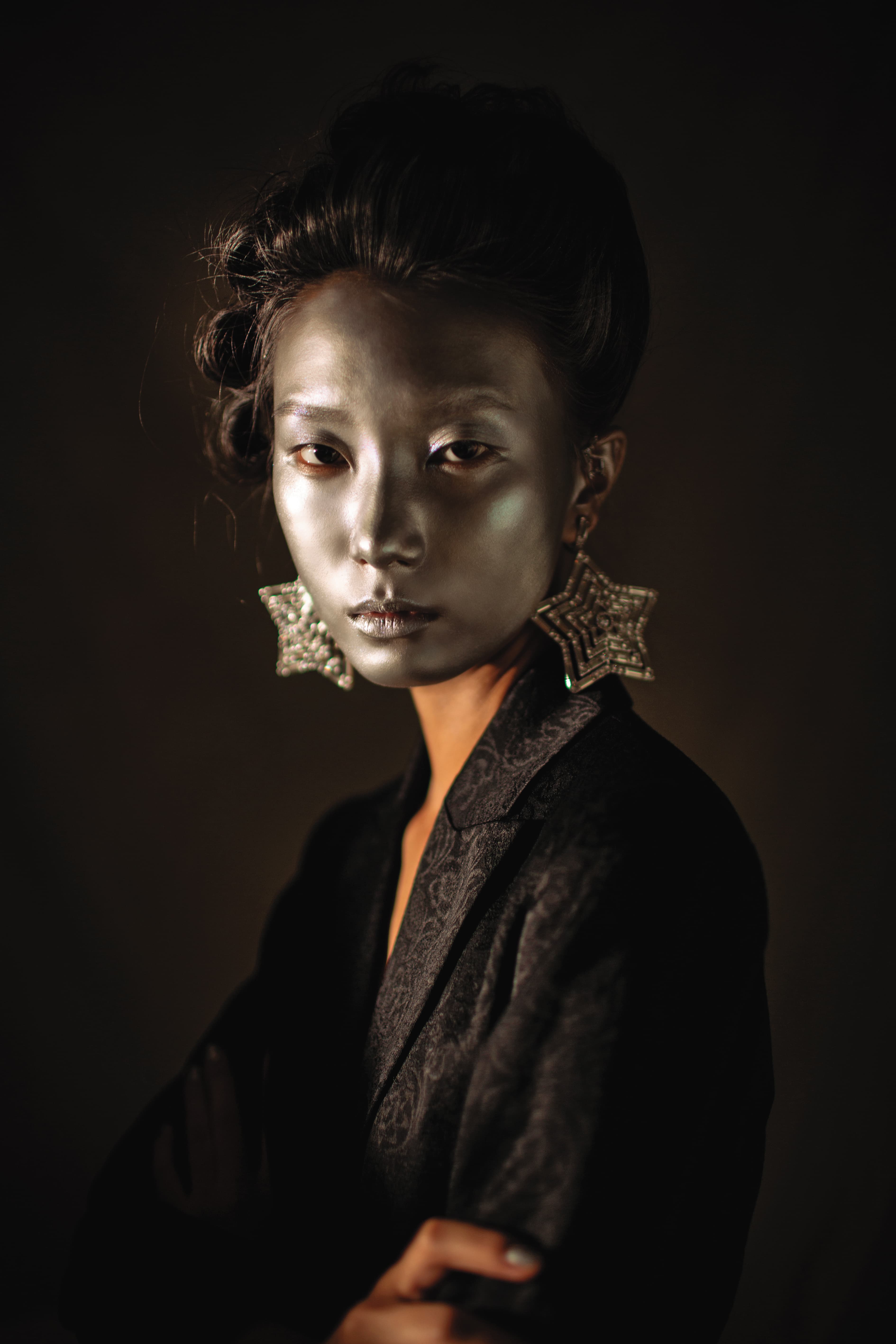 黑色緹花西裝外套 NT$20,900 by PENNYBLACK/星星耳環 NT$18,000 by SWAROVSKI
