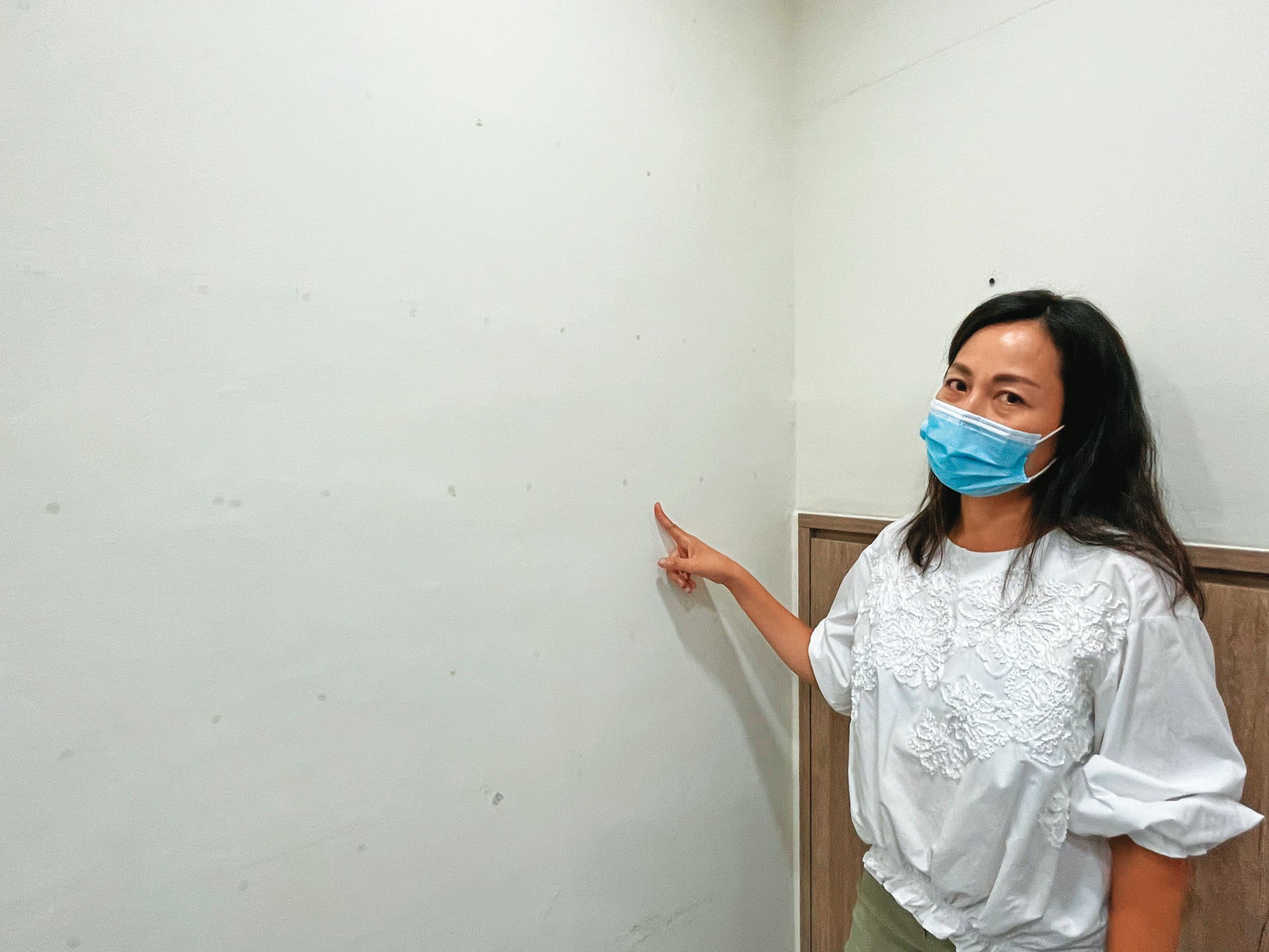 張湘玲說,公司牆上曾貼滿香港客戶移民台灣的照片。如今這些「成功案例」被撕去,牆上只留照片的四角膠痕。(陳虹瑾攝)