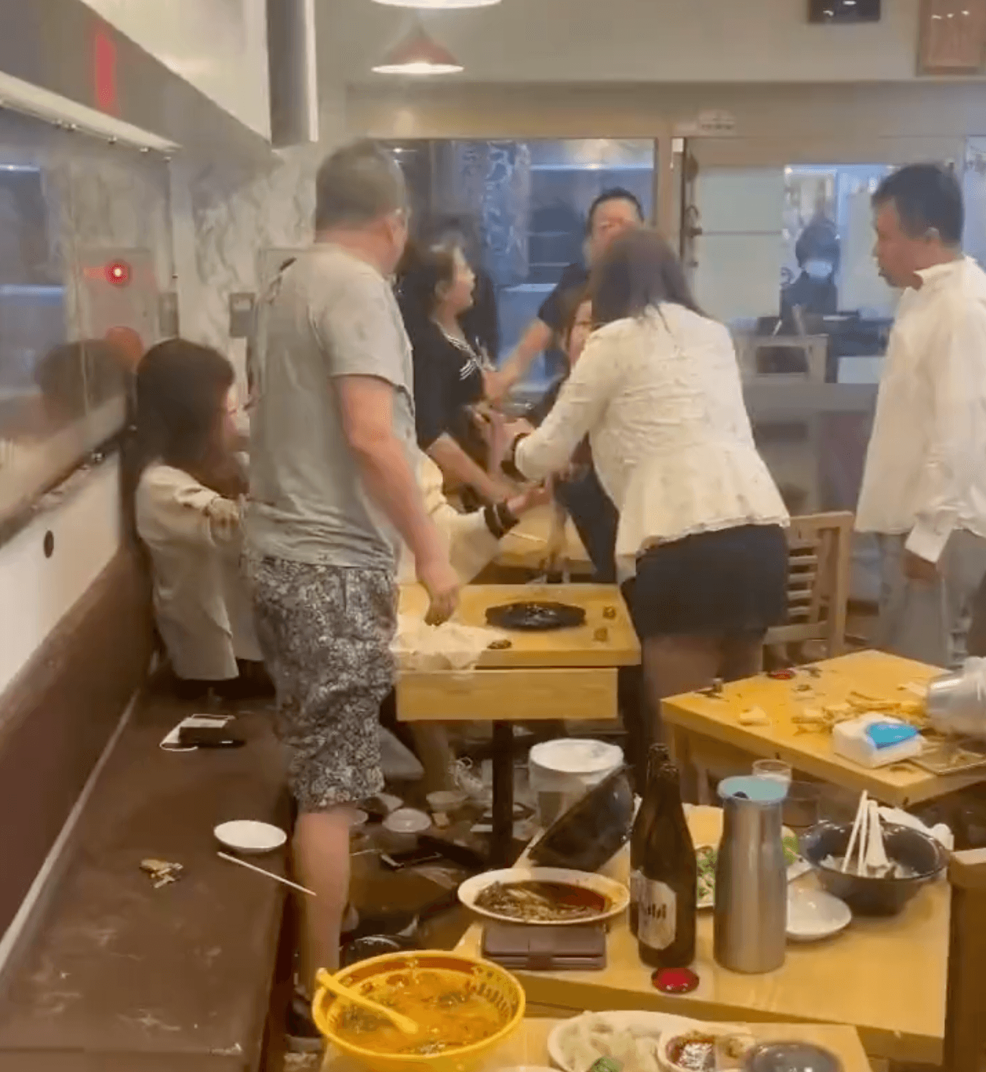 池袋一間餐廳13日才發生中國人衝突事件。(翻攝自推特)