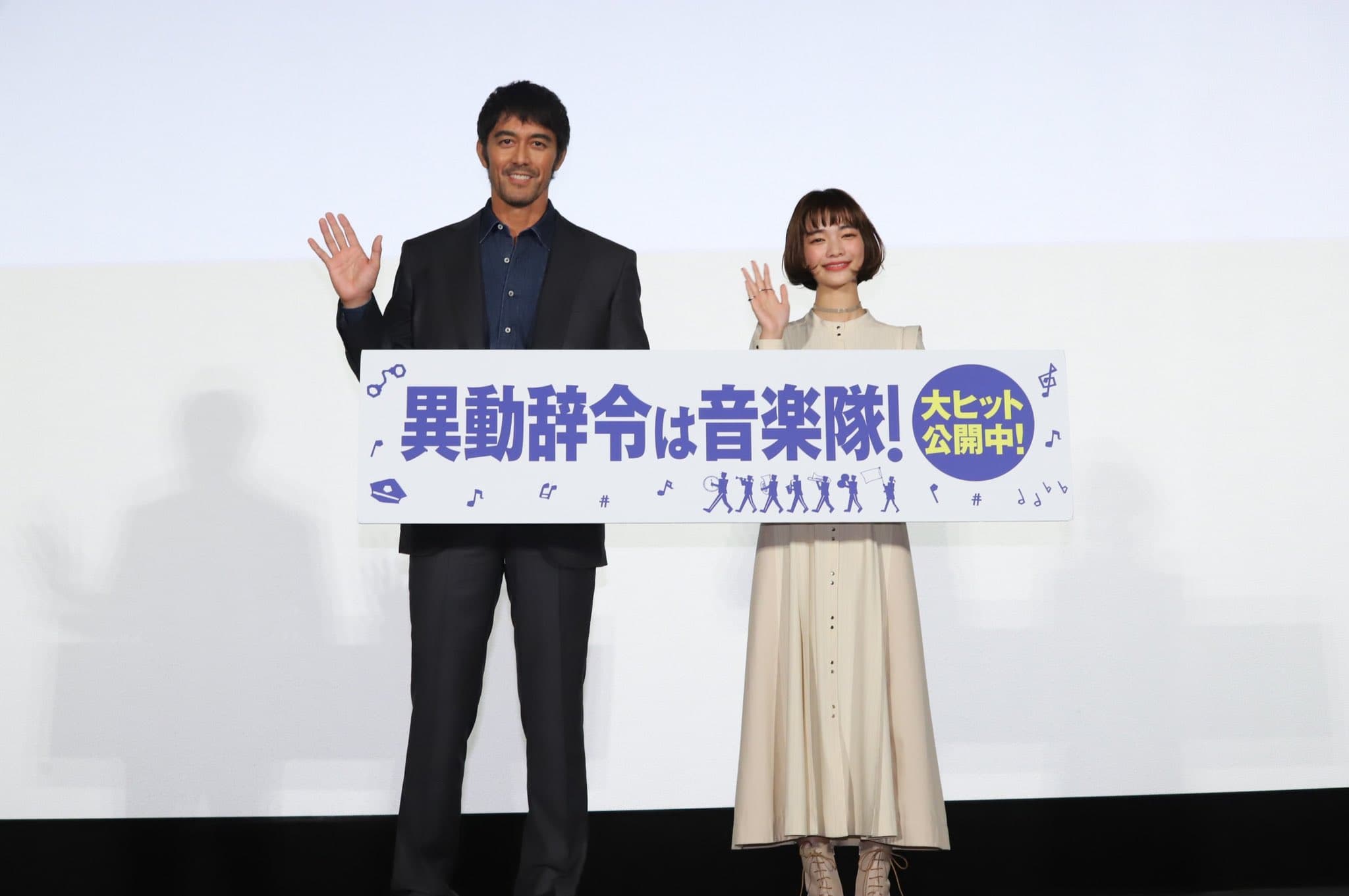 阿部寬(左)和見上愛在演藝圈都被說是「輪廓深的演員」,原先很緊張的見上愛因此決定接受挑戰接演。(翻攝自《調職令是警察樂隊》Twitter)
