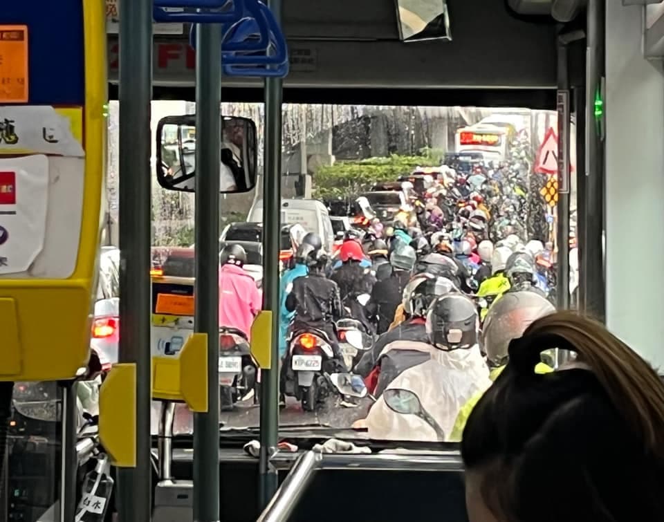 網友上午紛紛貼出塞車情形嚴峻的照片。(翻攝自愛新莊我是新莊人臉書)