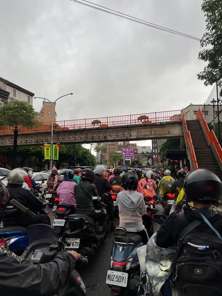 網友上午紛紛貼出塞車情形嚴峻的照片。(翻攝自愛新莊我是新莊人臉書)
