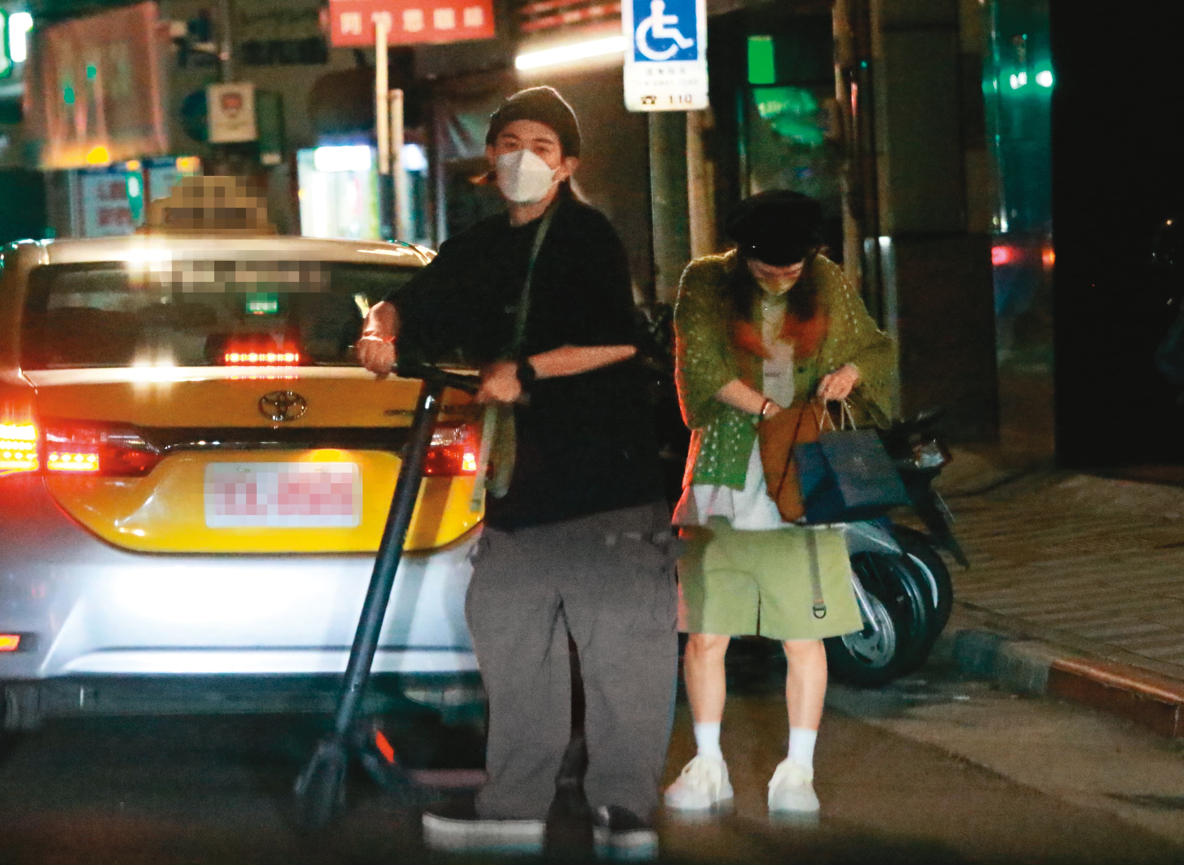 00：14，兩人一下計程車，魏如昀忙著低頭找鑰匙。