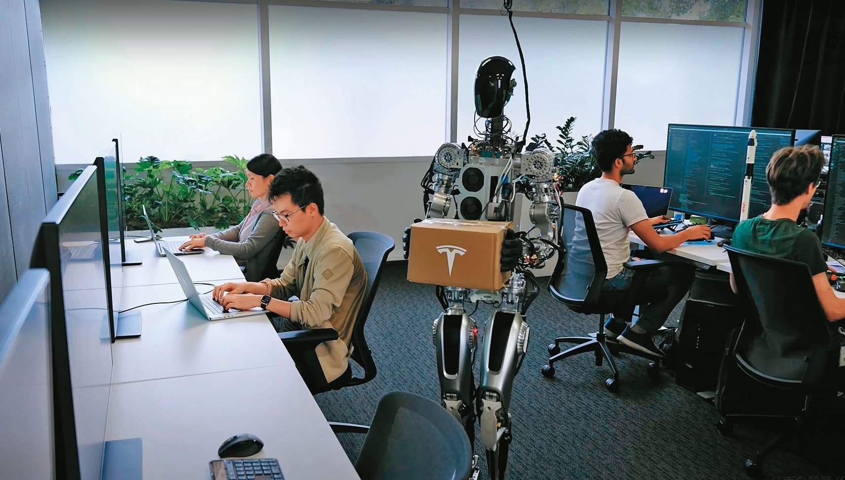 短短1年，特斯拉就將人形機器人Optimus搬進大眾眼簾，執行送包裹、澆水等工作。 （翻攝自youtube）