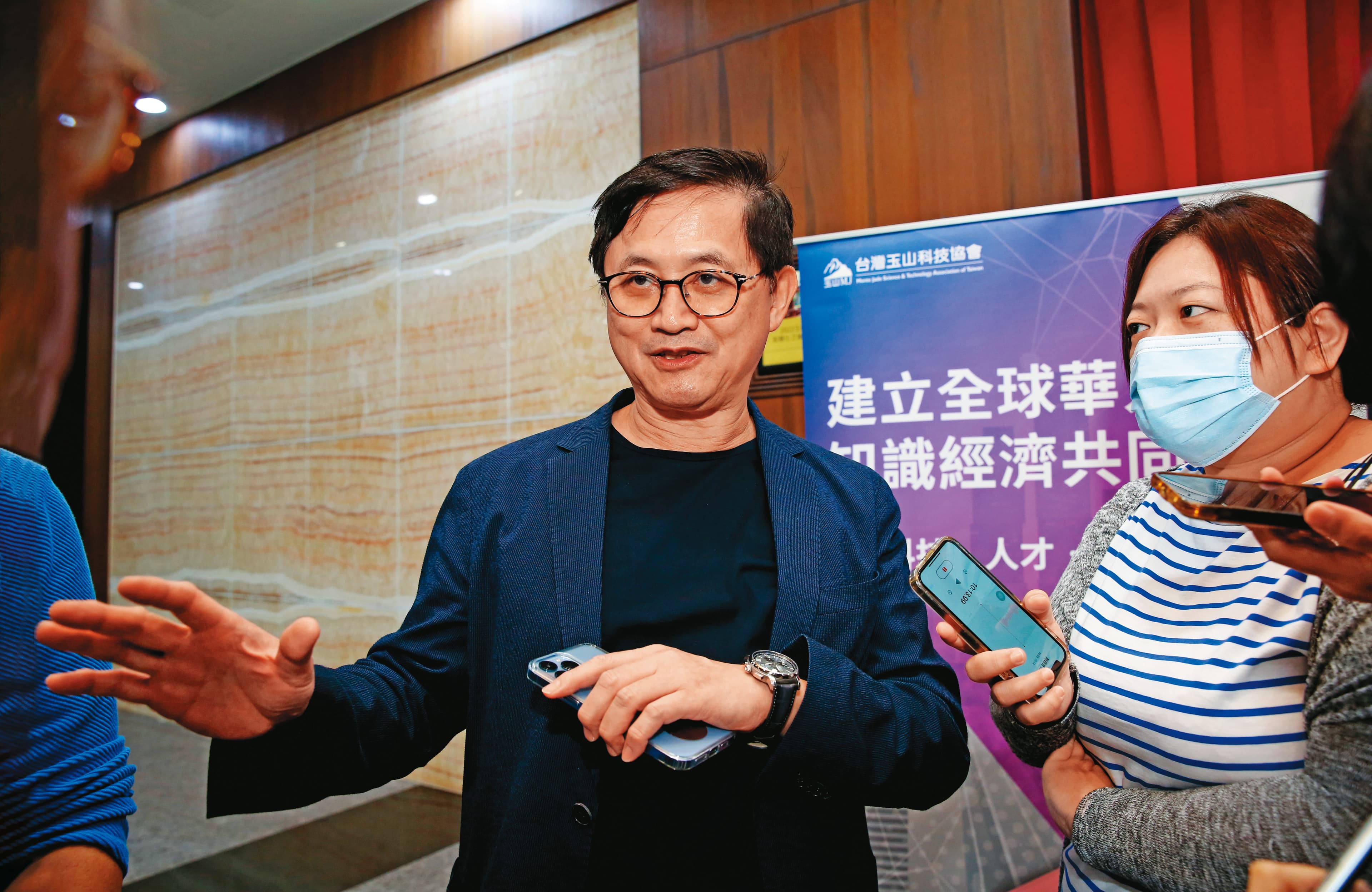 和碩董事長童子賢說：「美國鐵了心要與中國在科技業上硬脫鉤。」