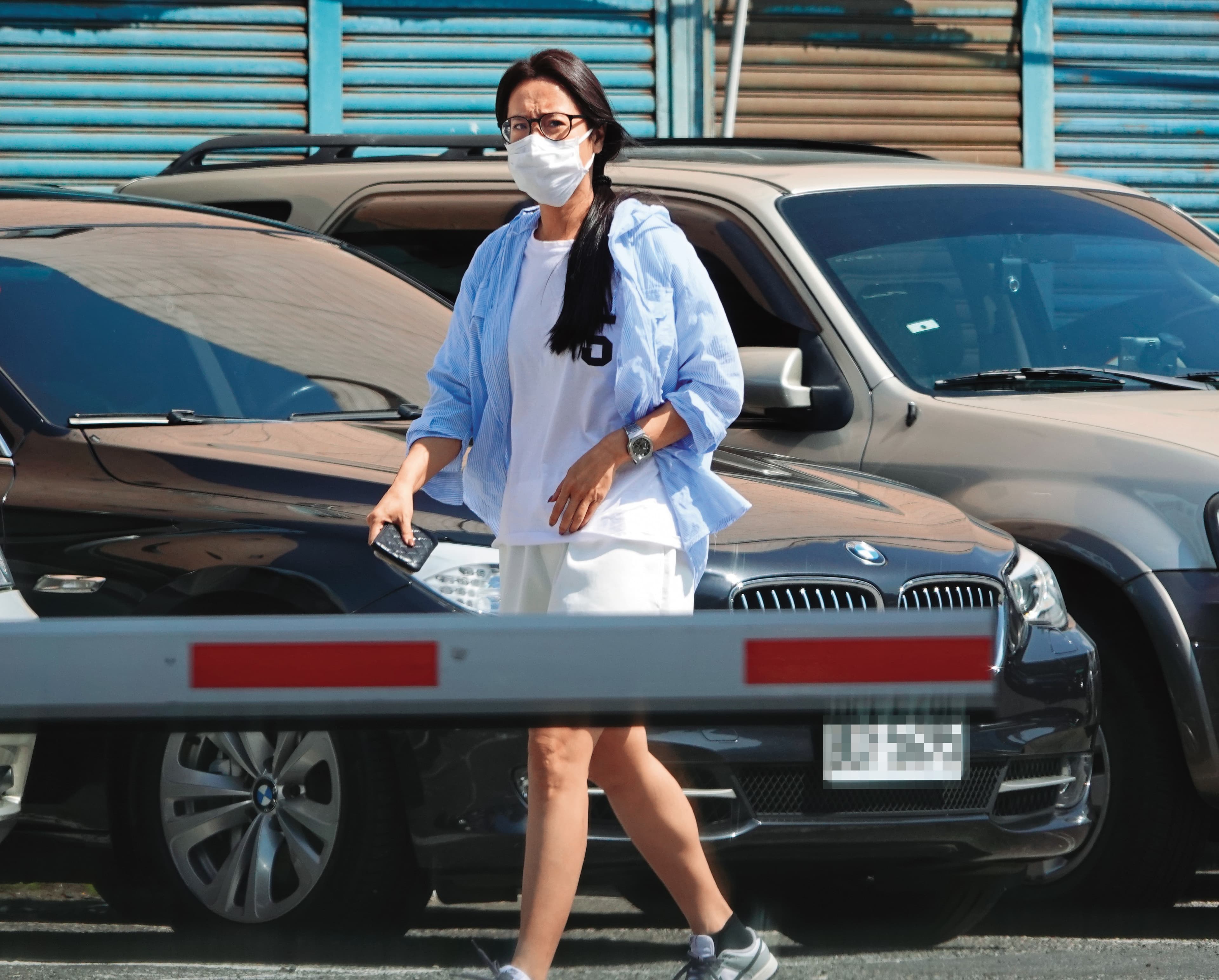 10/2 13:18 過了約15個小時,陳姓熟女才從陳昭榮家出門。