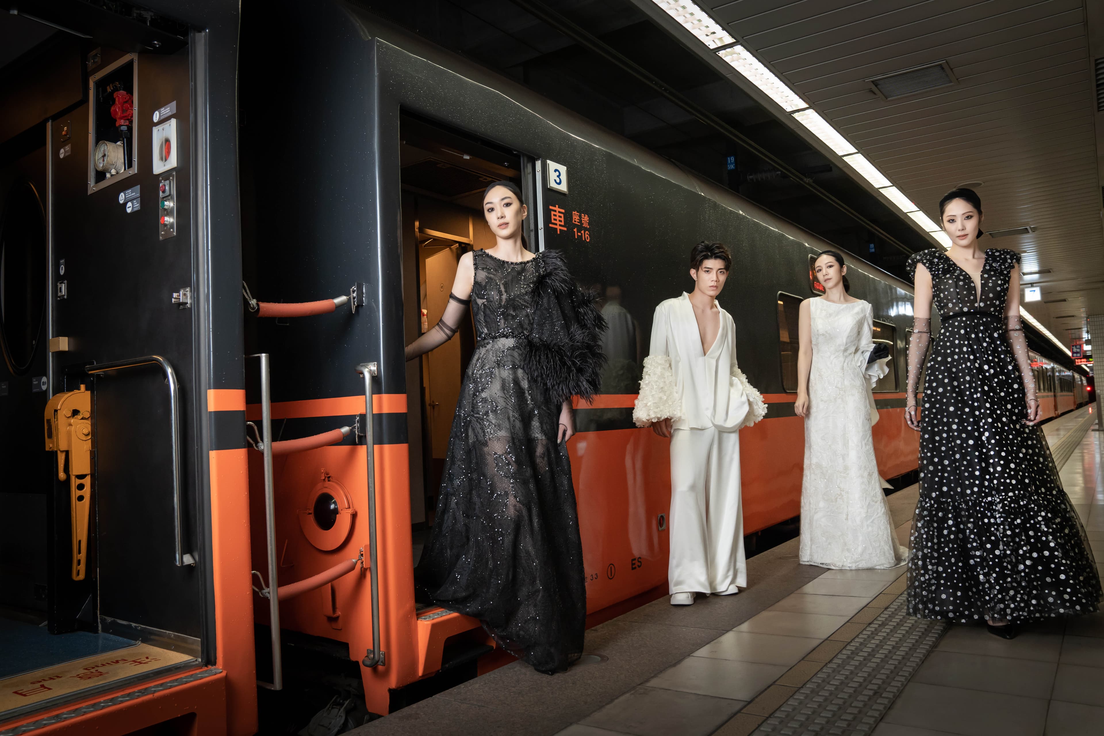 模特兒穿上訂製禮服登上鳴日號火車。(Jasmine Galleria提供)