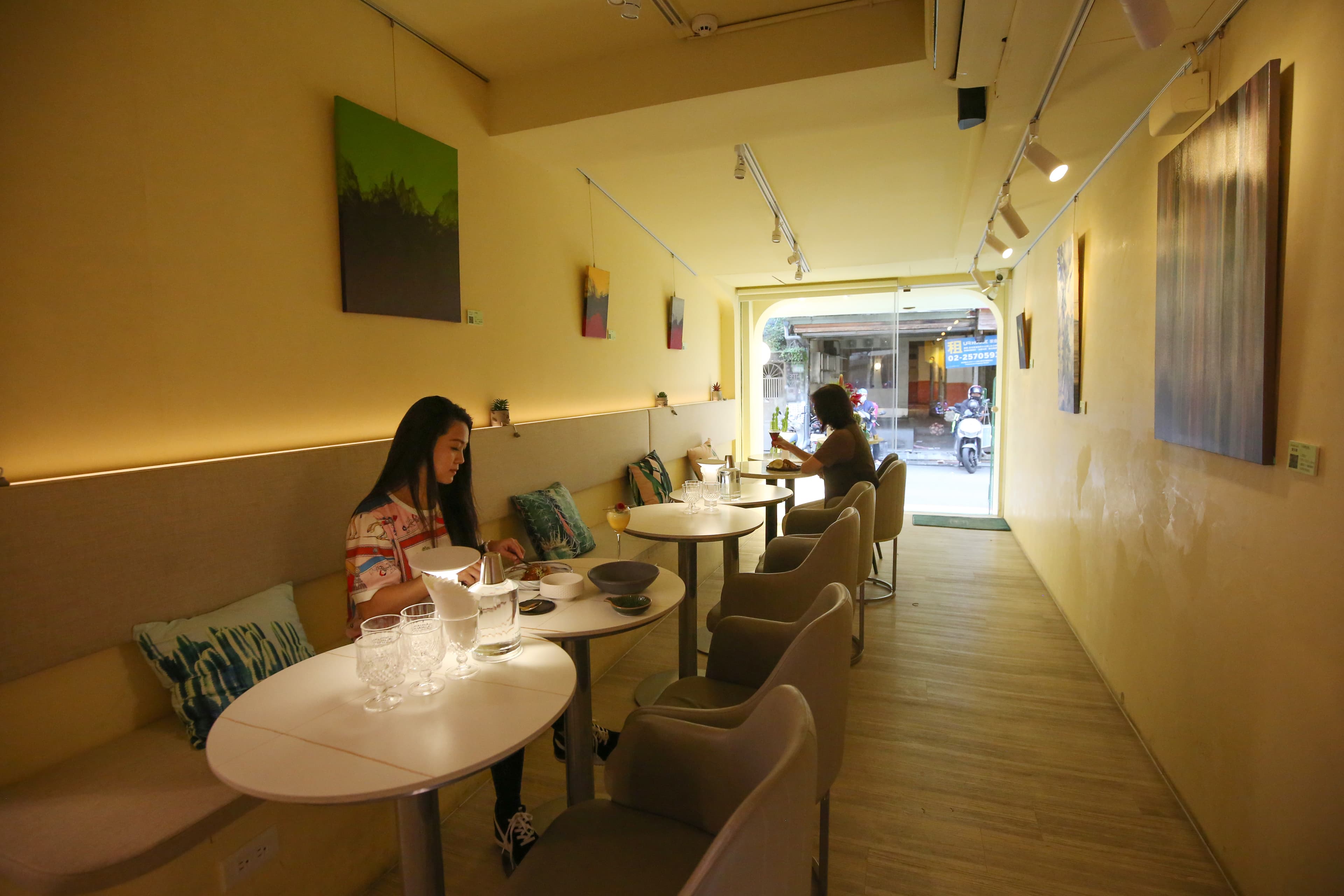 Cactus Bar的用餐空間與吧台位置都不多，假日來必須事先訂位，否則一定撲空。