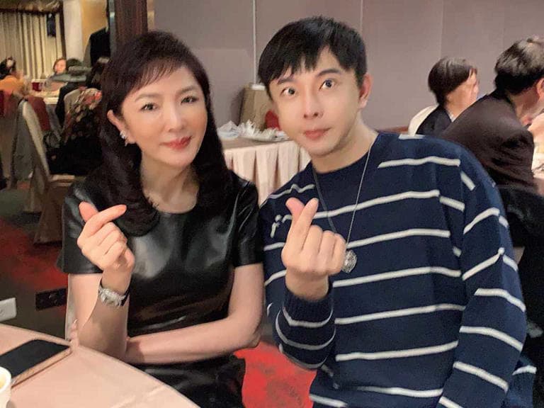 何麗玲(左)在晚宴上的樣貌曝光。(翻攝陳孝志臉書)