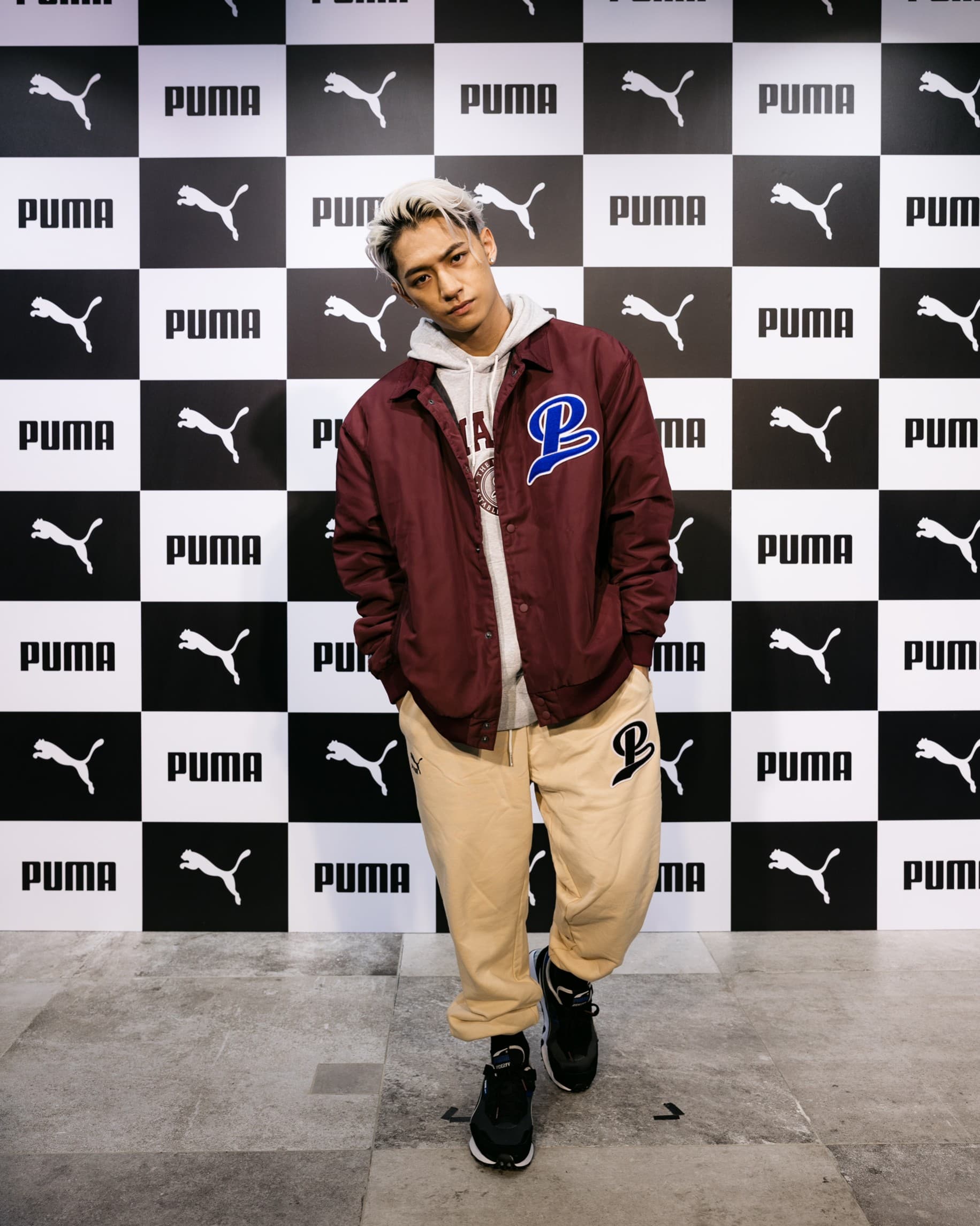 新生代饒舌歌手吳霏身著Puma T教練外套(NT$3,580)、長厚連帽T(NT$2,880)、長褲(NT$2,180)、Rider FV Ivy常春藤運動鞋(NT$2,980)。(Puma提供)