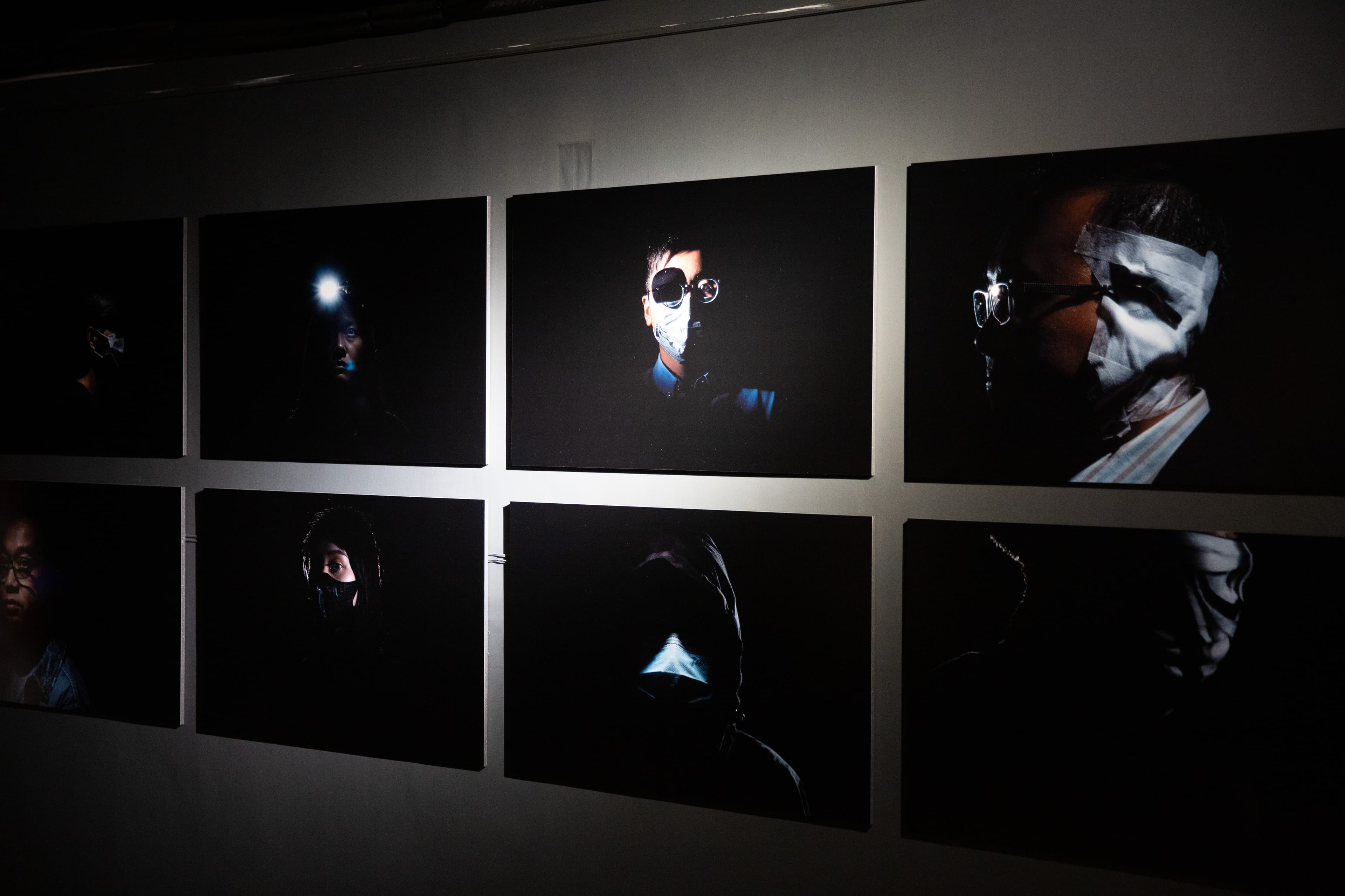 高仲明《港傷》系列攝影作品正在司改會台中辦公室空間展出,他盼系列作品能讓近年關於香港的討論加以延續,反思威權之下,自由與民主的珍貴。
