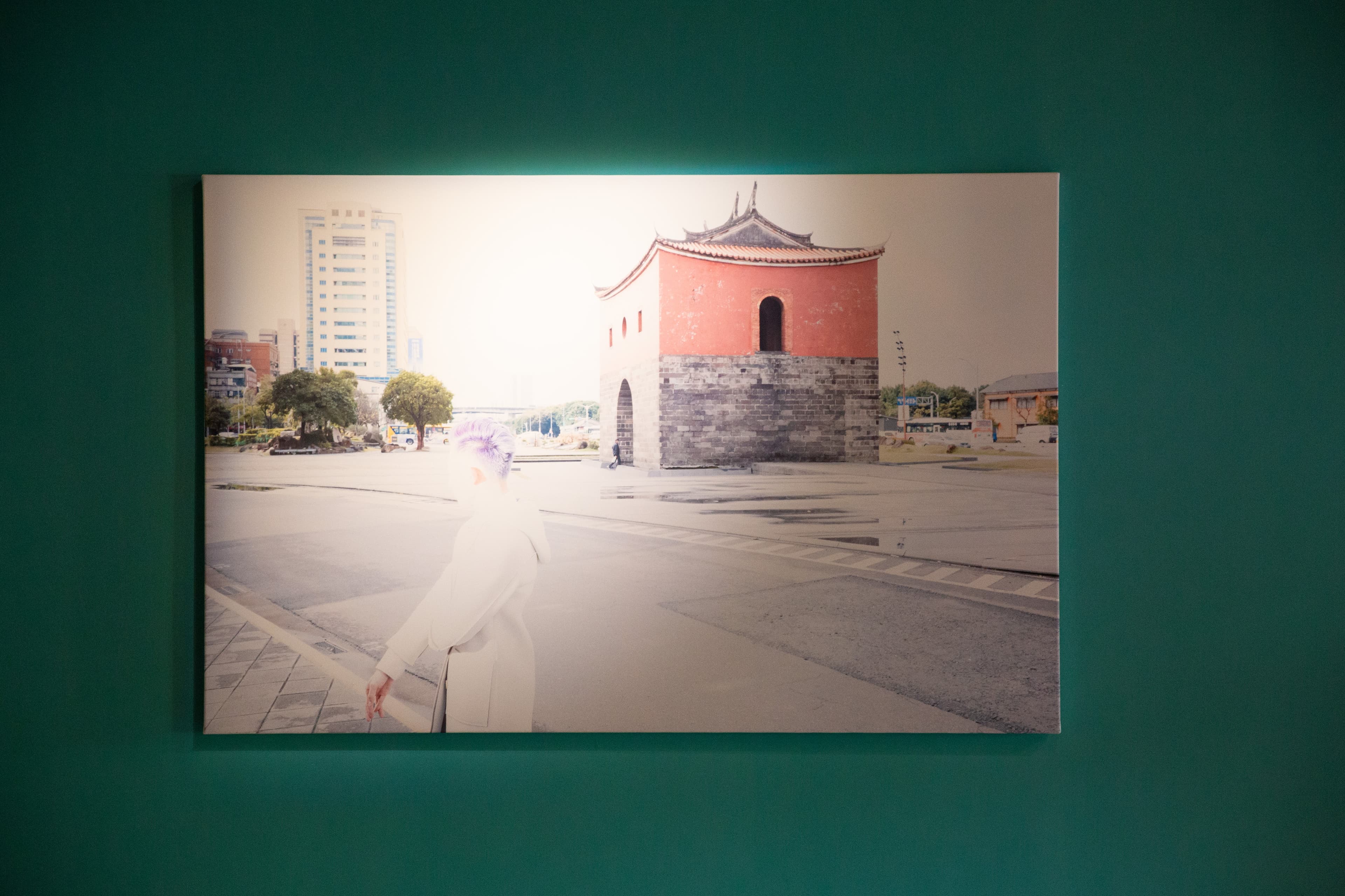 「休止符/REST——高仲明攝影展」同時展出《後時代革命》系列攝影作品,共有14幅香港人在燈光下過曝的臉。