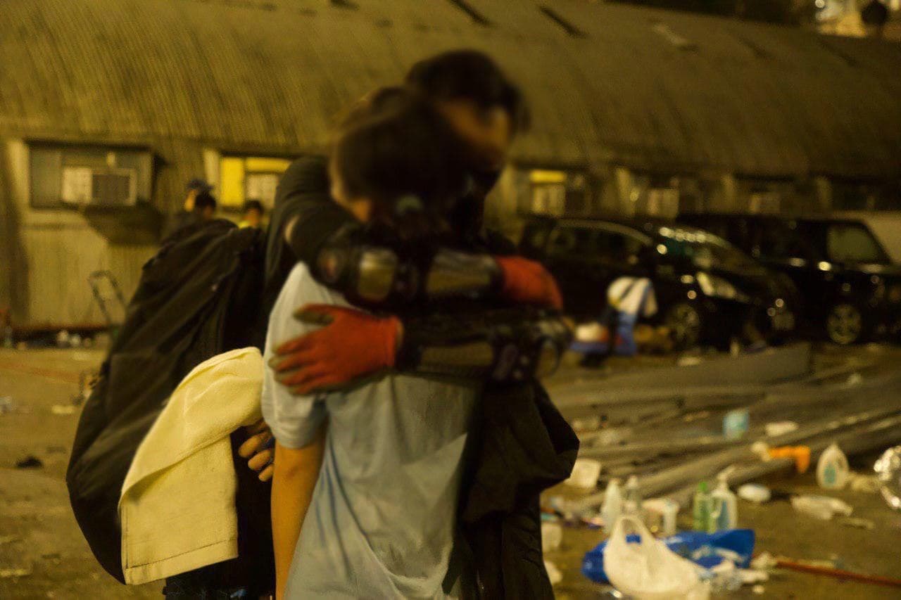 阿庭（左）離港前，和女友擁抱道別。他手機還留著照片，但為了不造成女方麻煩，兩人已經斷聯。（阿庭提供）