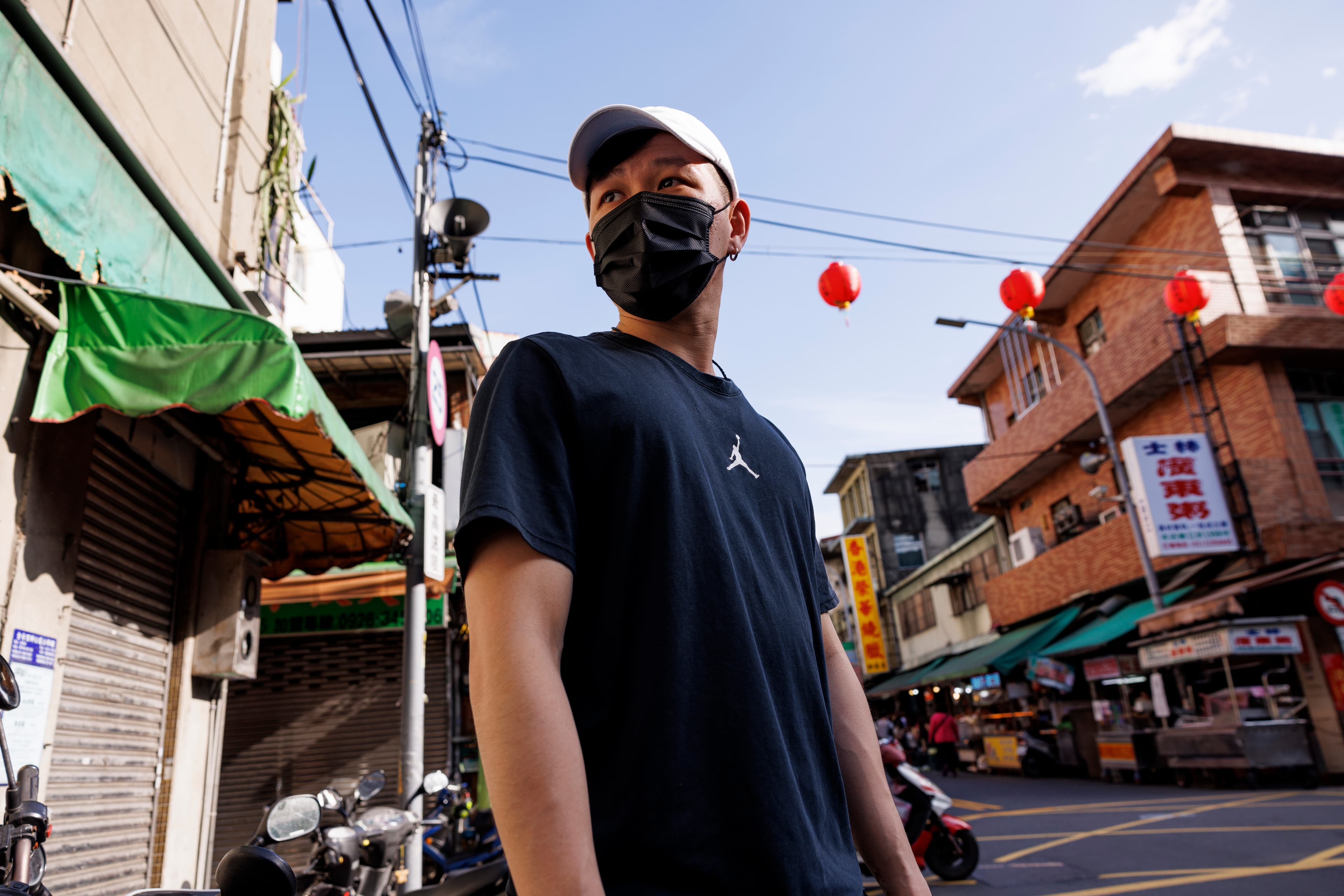 阿庭在離港前，特地去續了護照期限，但當身邊手足紛紛離台，他也想過要二度逃亡。