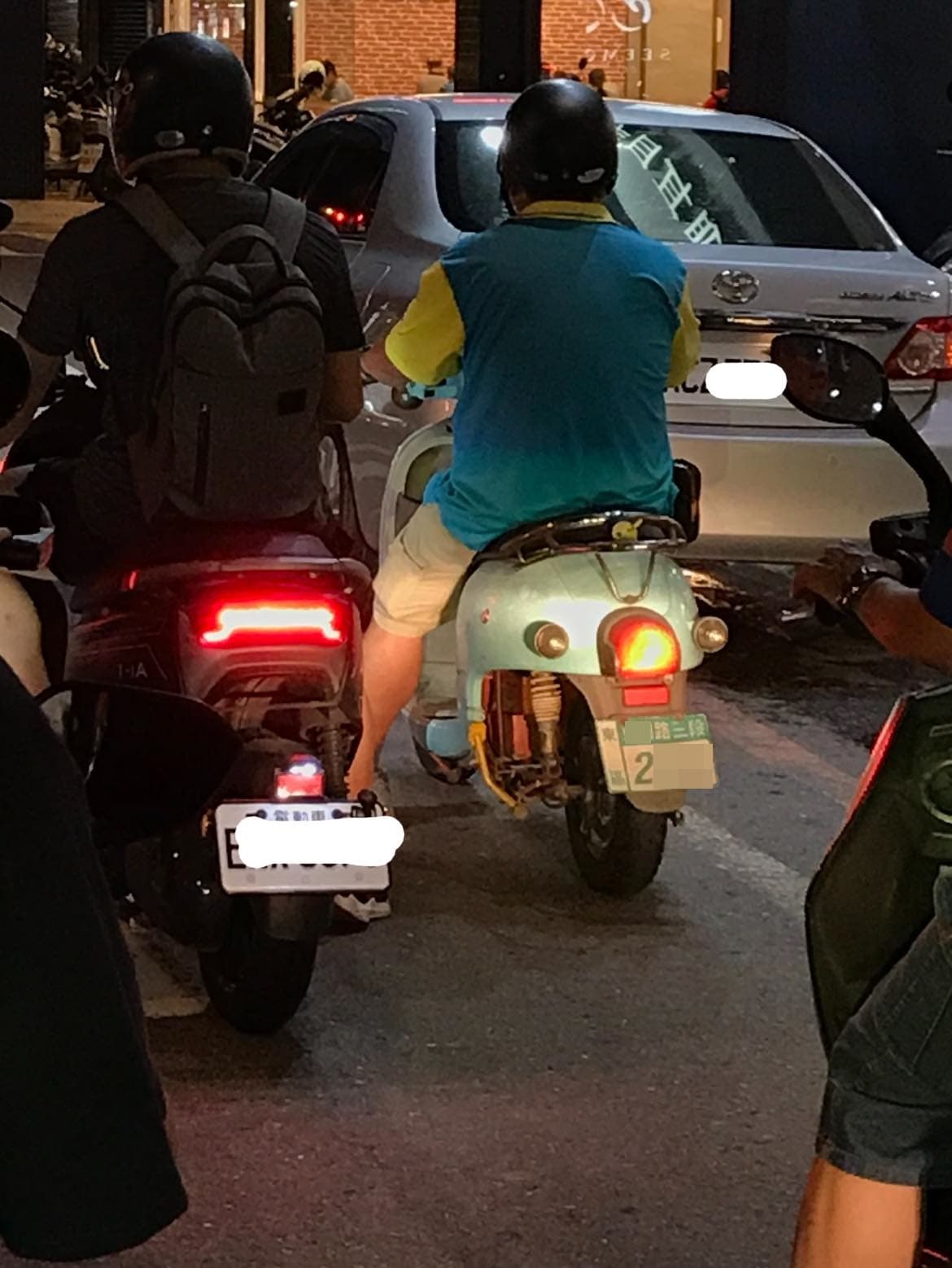 一輛湖水綠的電動自行車車牌,竟然是地址「門牌」。(翻攝臉書社團路上觀察學院)
