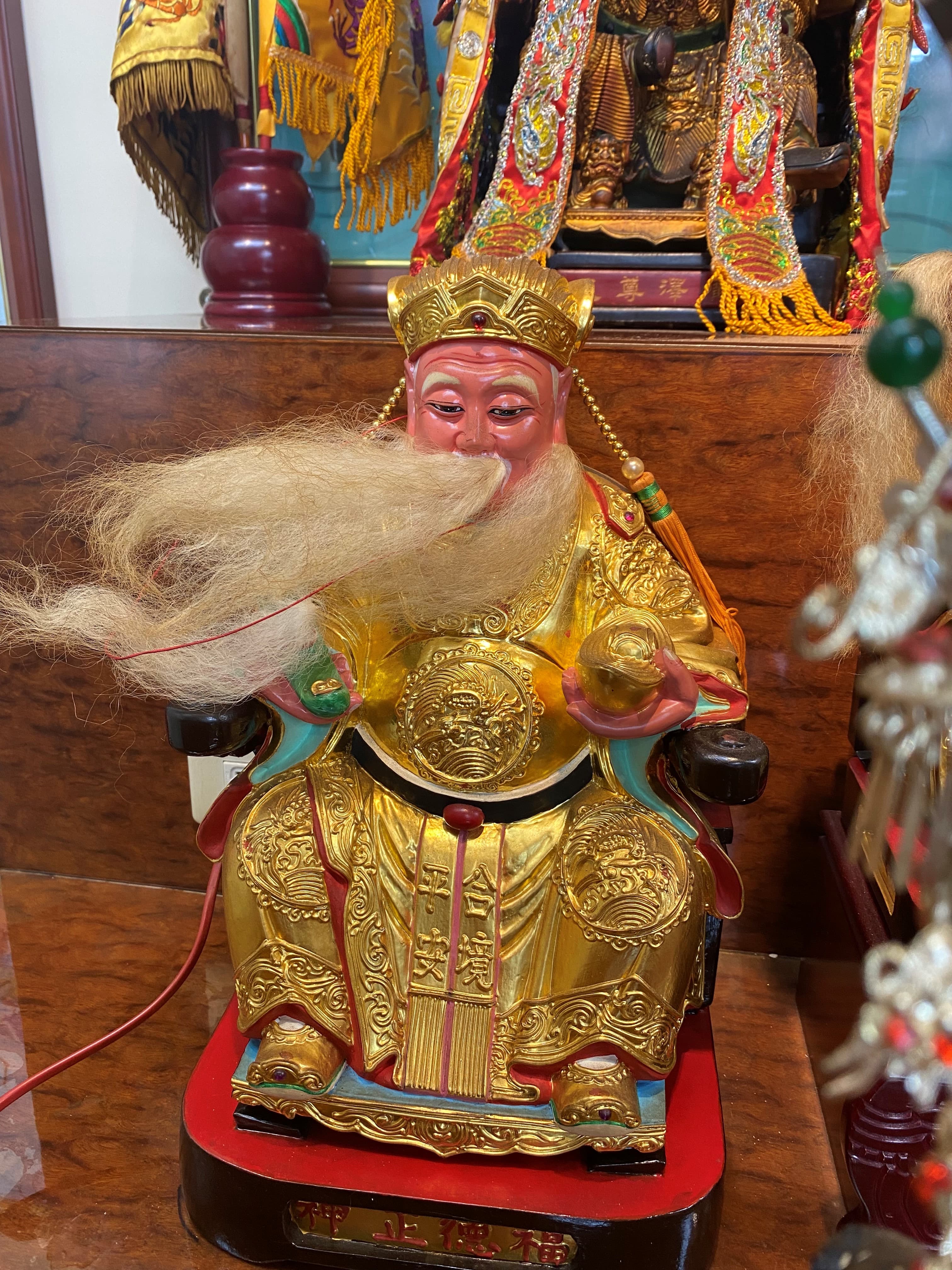 陳男扯下土地公神像上的金牌,連土地公鬍子都被扯掉。(警方提供)