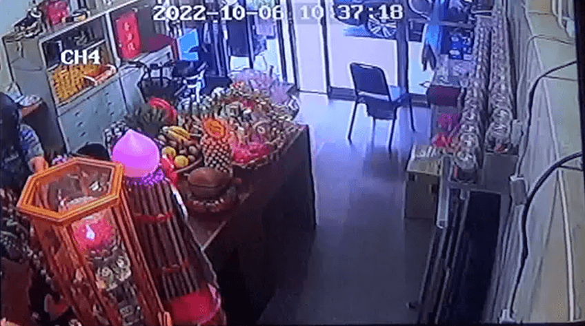 陳男進入廟內大肆搜刮財物。(翻攝畫面)