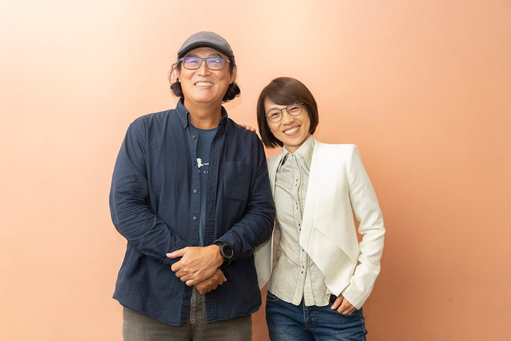 退出政壇的姚文智(左)投身影視界,邀請導演周美玲(右)拍攝新公司創業作。
