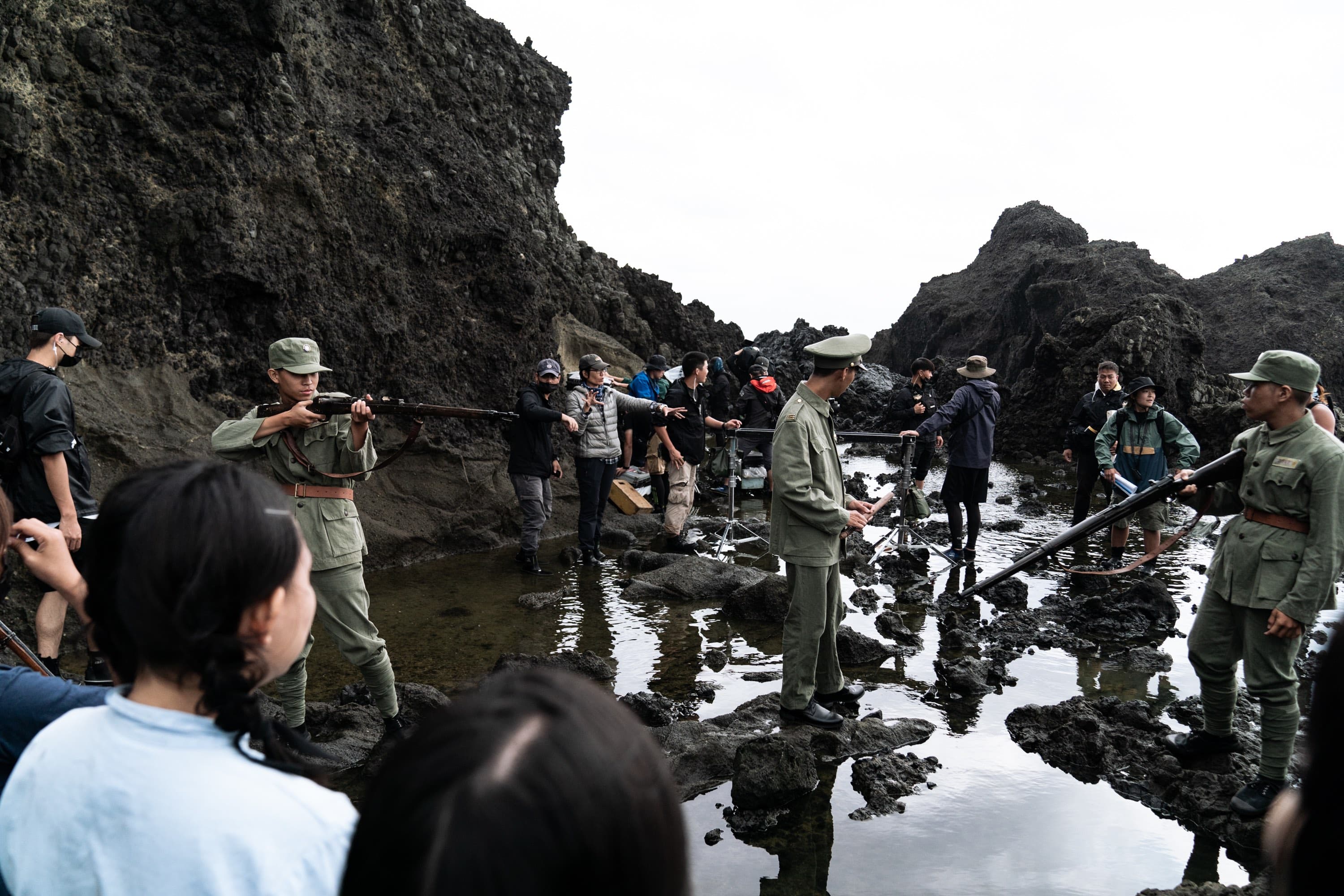 除了搭景,影片也重回「國家人權博物館綠島園區」拍攝思想犯監禁於島上的遭遇。(牽猴子提供)