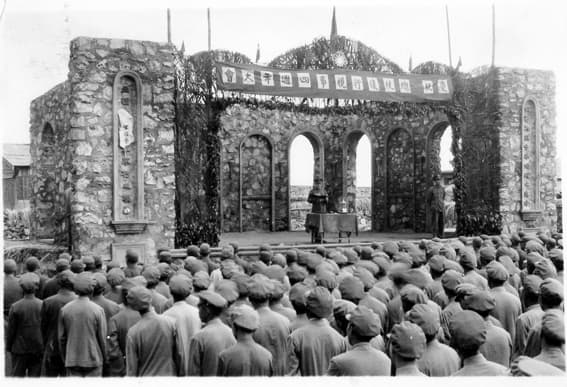 1954年綠島監管人犯的新生訓導處舉行慶祝總統復行視事四週年大會。(唐燕妮提供 • 台灣游藝 數位複製)