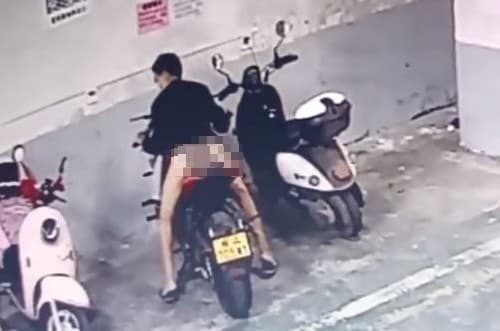 黑衣男子推下褲子後,一屁股坐上機車坐墊,開始前後摩擦。(翻攝自推特)