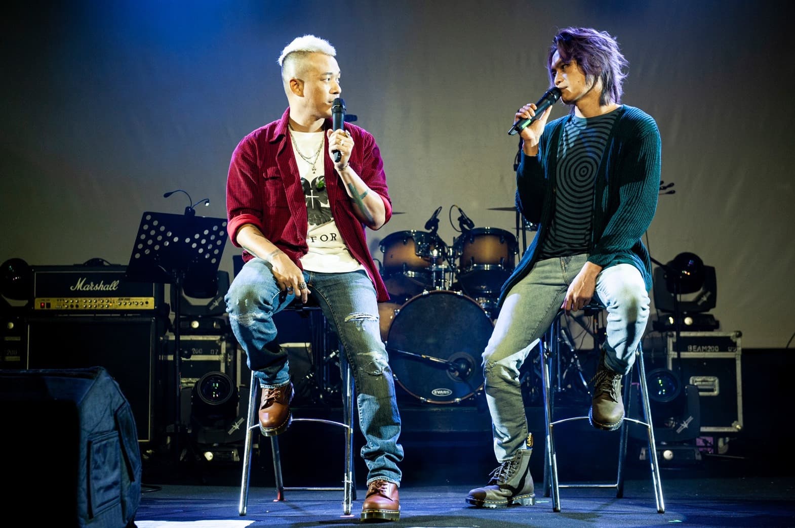 黃鐙輝（右）、Ben（左）日前舉辦線上演唱會。（板凳樂團提供）