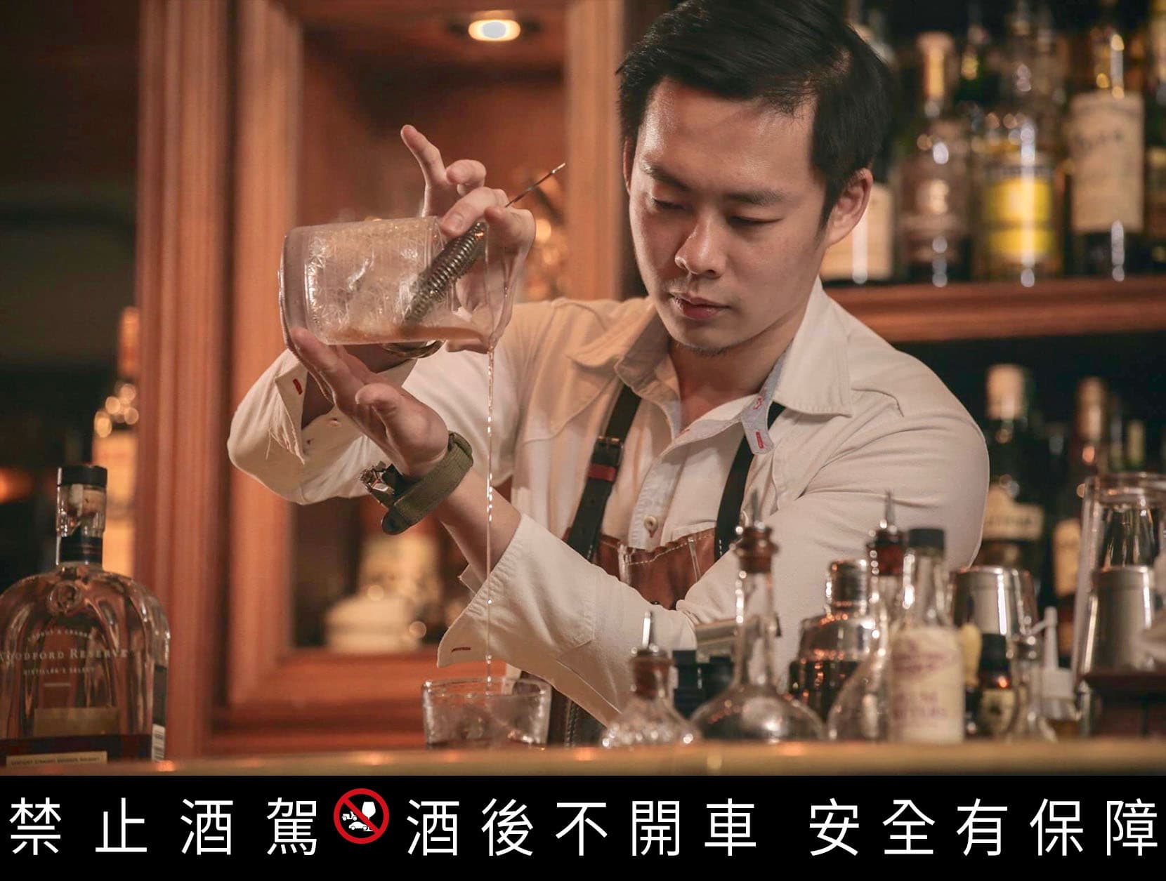 調酒魔術師小白,在高雄開立酒吧「無聲的所在」,以獨特的老宅低調設計風格與高水準深度調酒著稱,也參與《君度橙市印象》客座之夜!