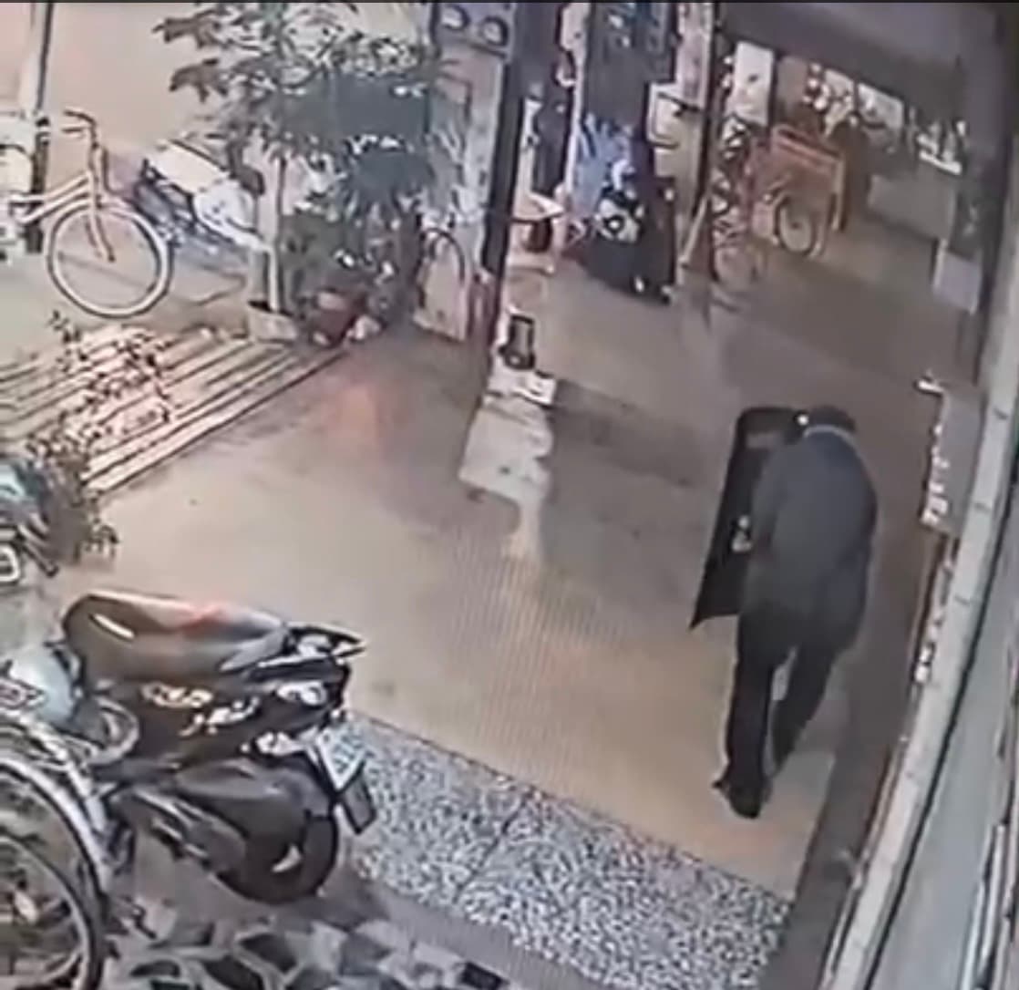 警方包圍槍手邱國隆。(翻攝畫面)