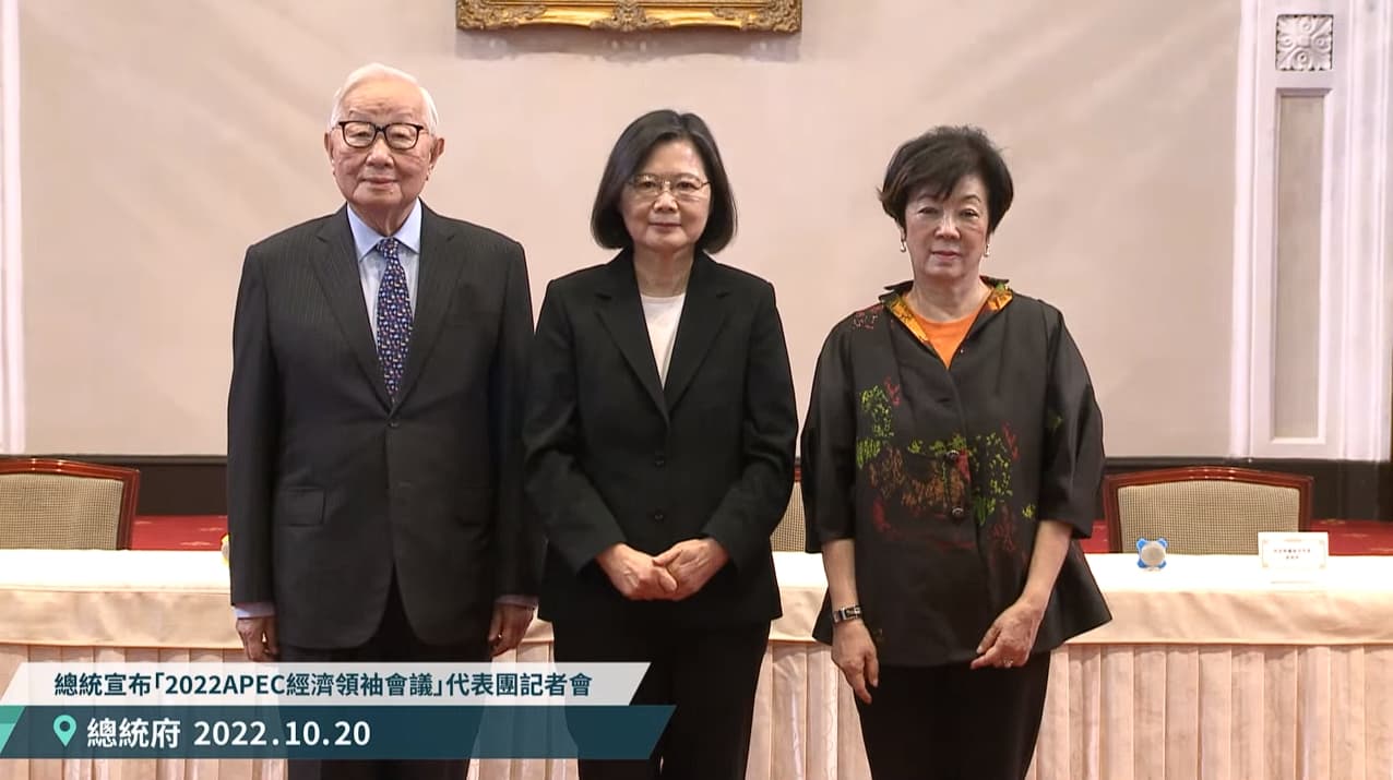 張忠謀(左)將代表總統蔡英文(中)出席今年11月在泰國曼谷的APEC領袖會議,右為張忠謀夫人張淑芬。(總統府提供)