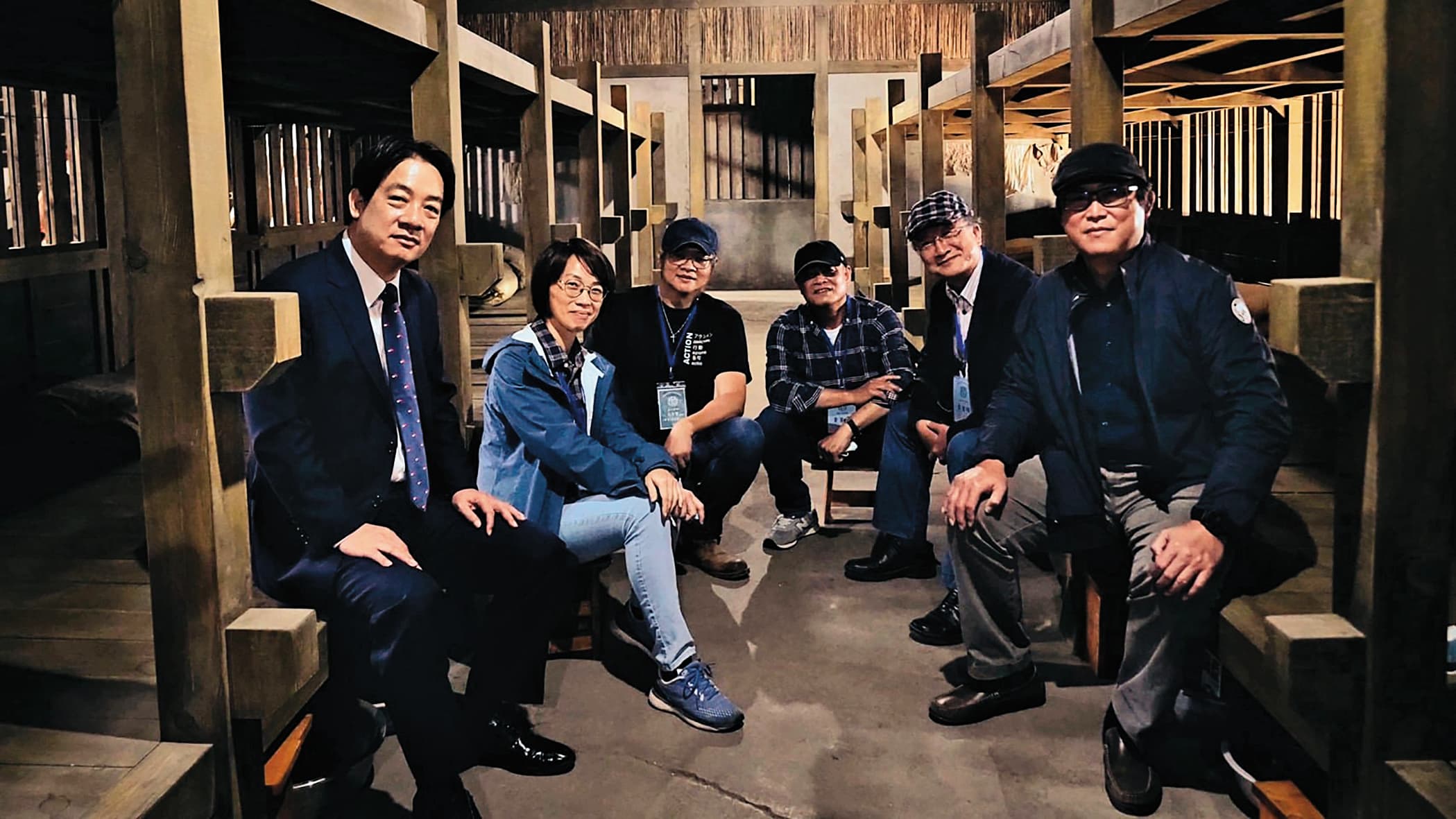 副總統賴清德(左起)到宿舍場景探班,聽取導演周美玲、製片人張永昌、攝影家謝三泰、顧問曹欽榮與出品人姚文智說明。(翻攝自姚文智臉書)