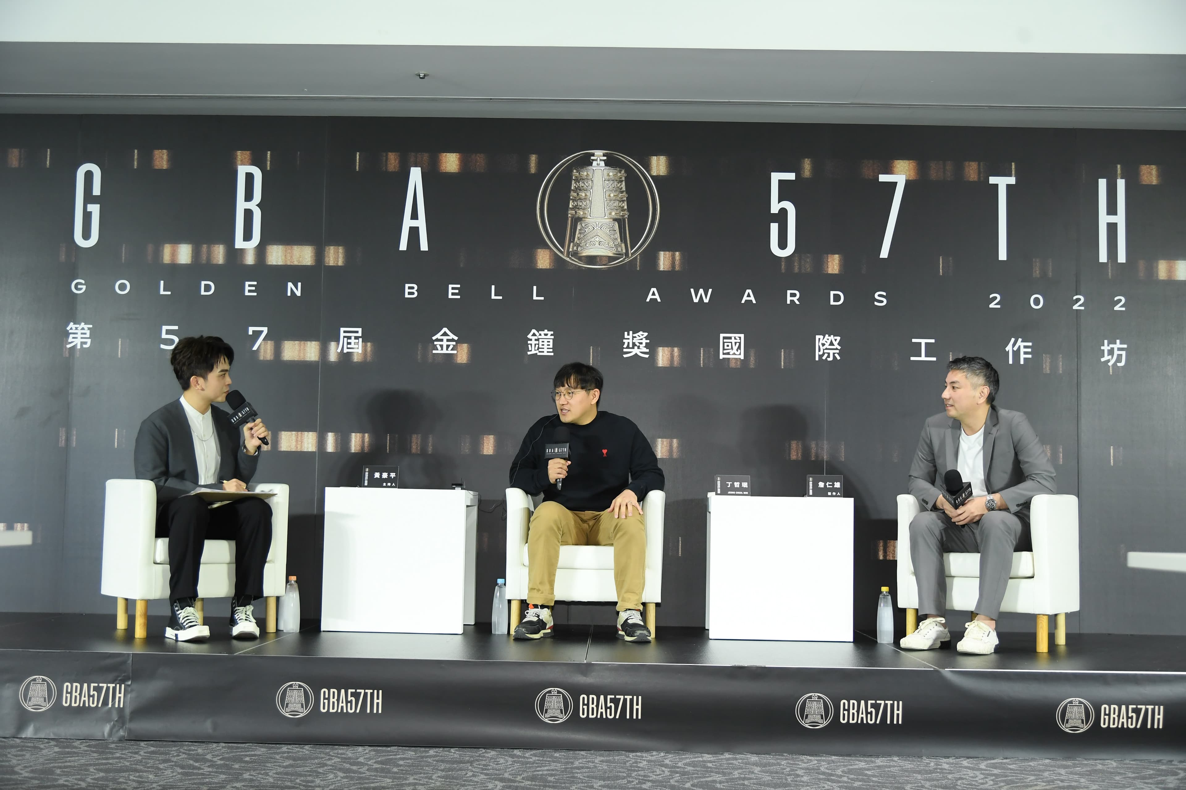 丁哲珉(中)和詹仁雄(右)針對韓國與台灣的節目製作進行對談。(三立電視提供)